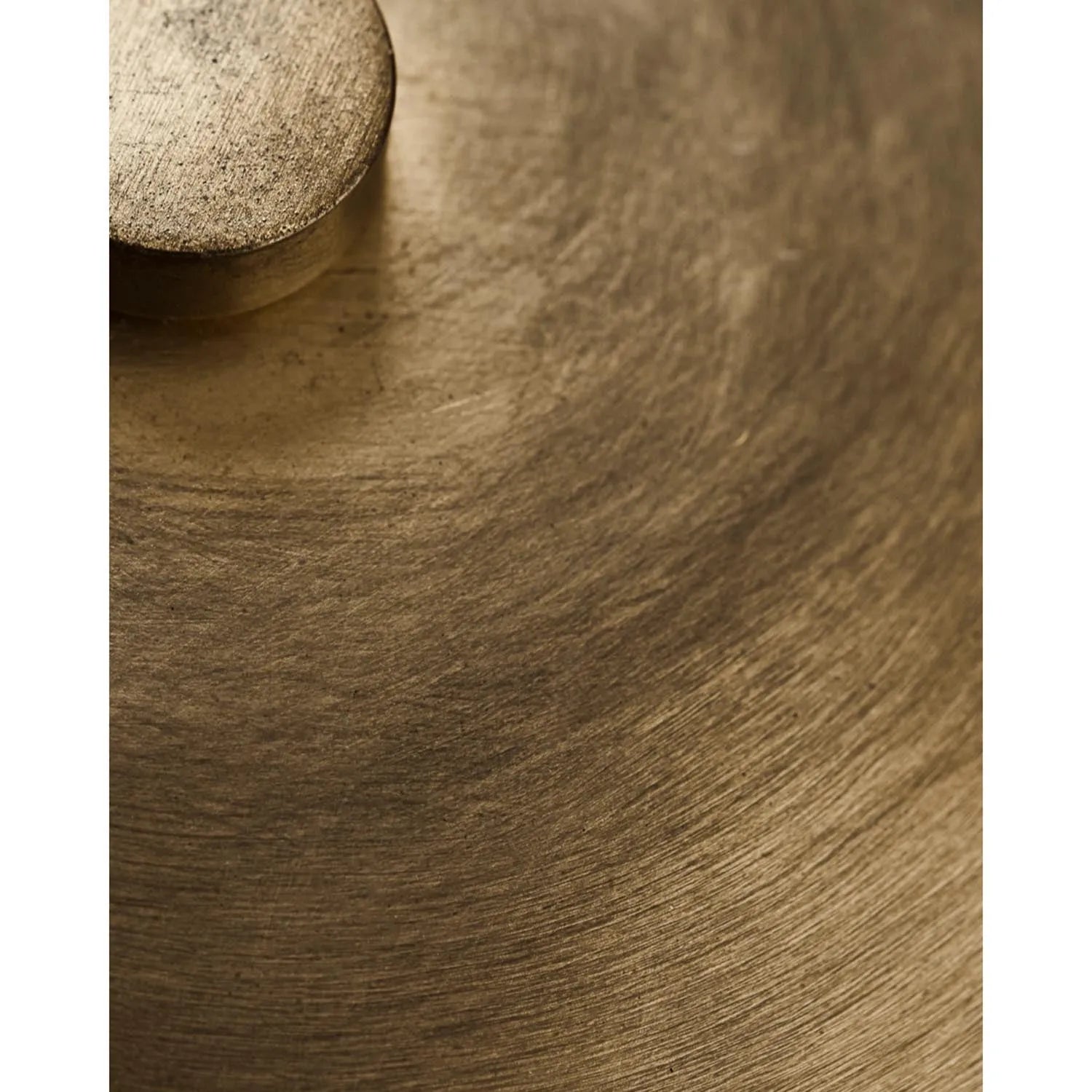 Elegante Tischleuchte aus Eisen mit Messing-Finish, handgefertigt für stilvolle Akzente und sanftes Licht.