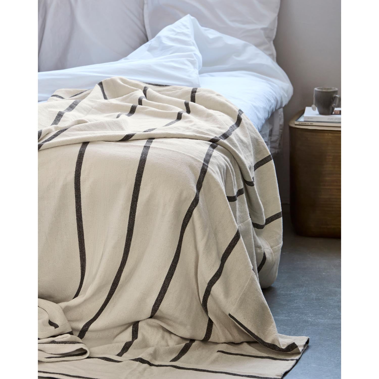 Luxuriöse Tagesdecke in tiefem Dunkelbraun, HDNula von House Doctor, perfekt für gemütliche und moderne Wohnambiente.