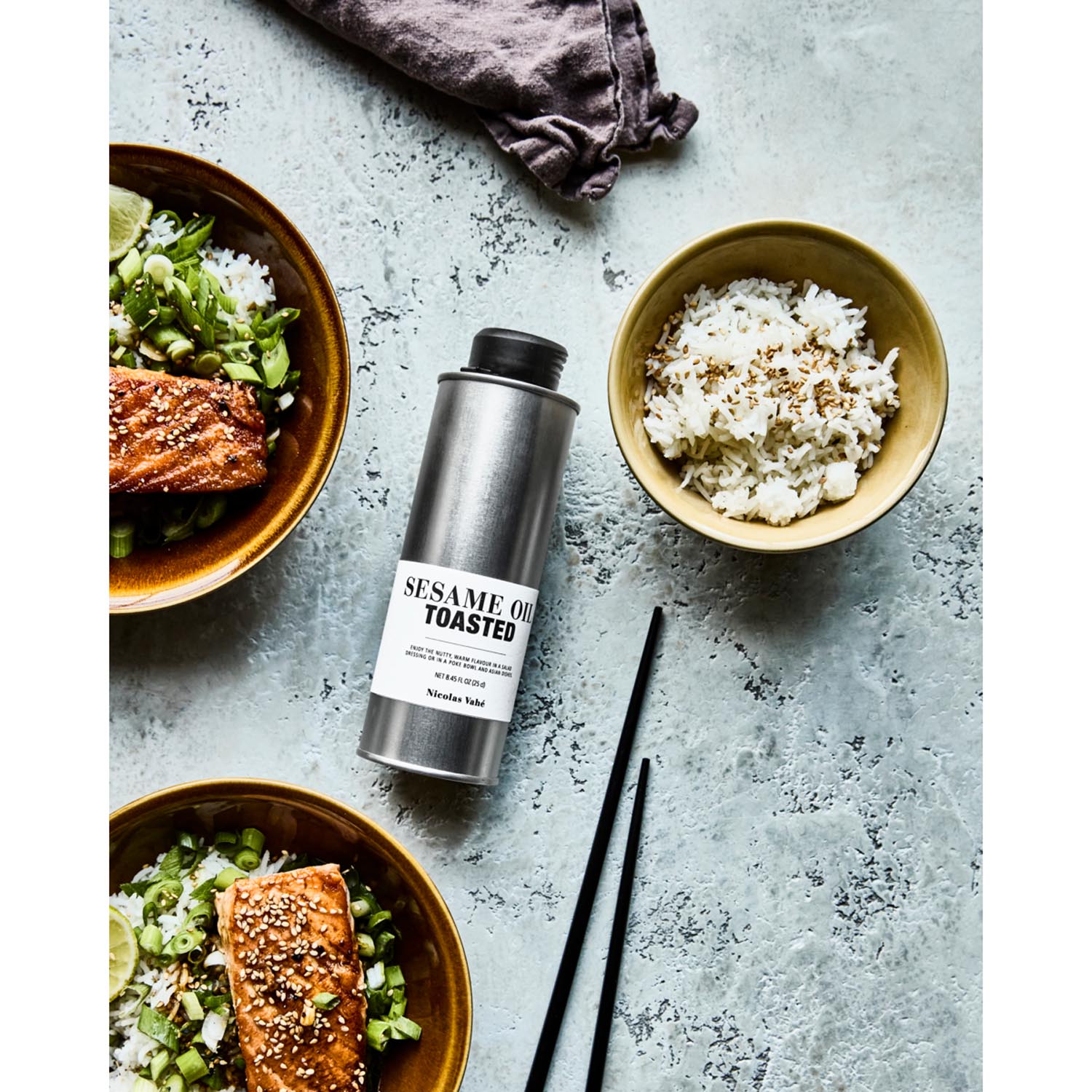 Aromatisches geröstetes Sesamöl von Nicolas Vahé, ideal zum Verfeinern von asiatischen Gerichten und Salaten.