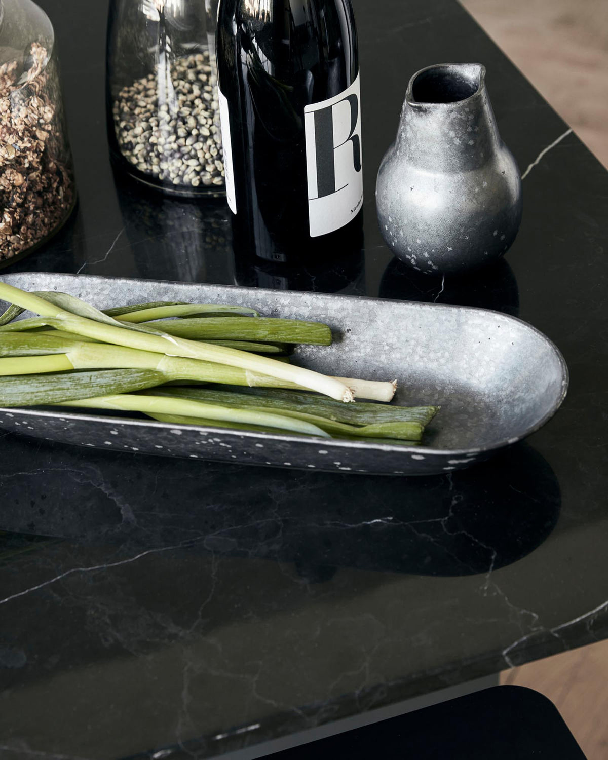 Servierschale, Pion in Schwarz/Braun präsentiert im Onlineshop von KAQTU Design AG. Schale ist von House Doctor