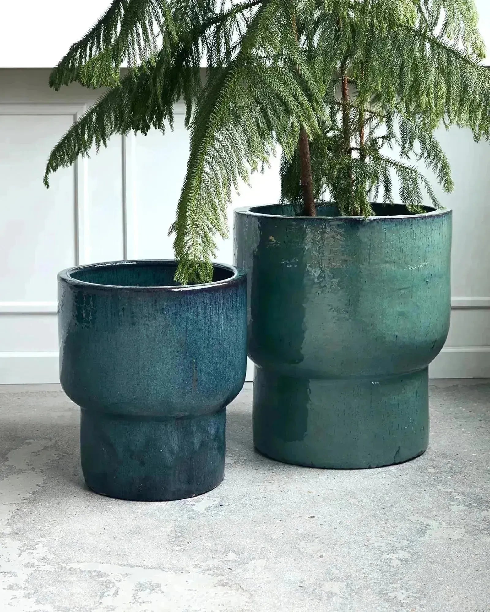 Stilvoller, handgefertigter Tontopf mit grüner Glasur, ideal für Pflanzen im Garten. Robust bis -20°C, mit Abtropflöchern.