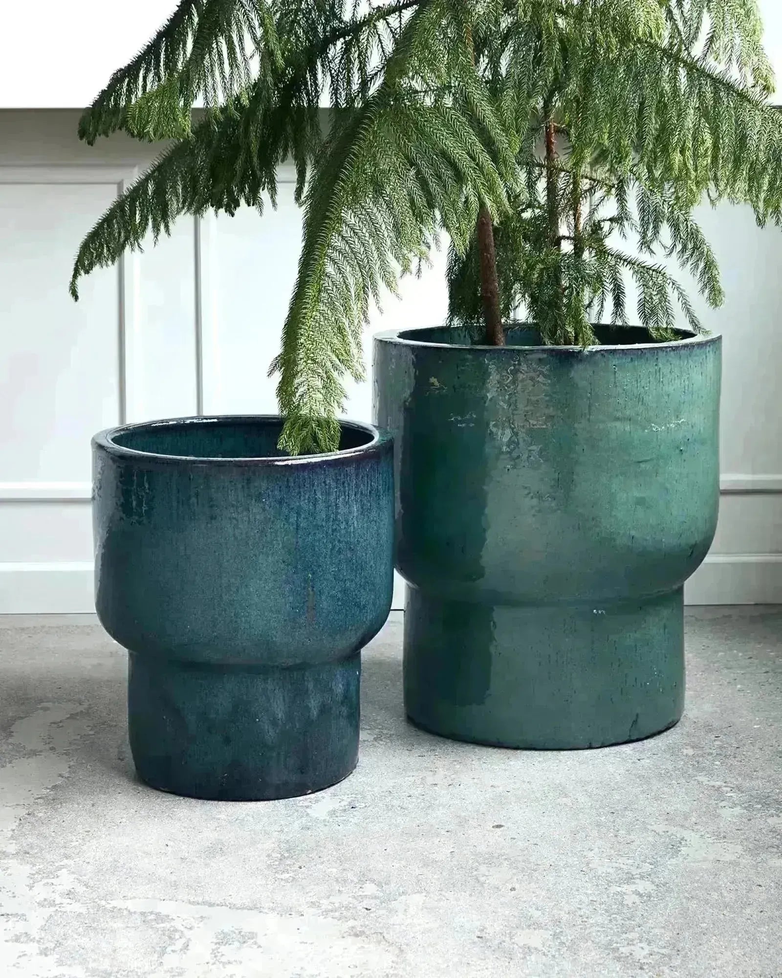 Stilvoller, handgefertigter Tontopf mit grüner Glasur, ideal für Pflanzen im Garten. Robust bis -20°C, mit Abtropflöchern.