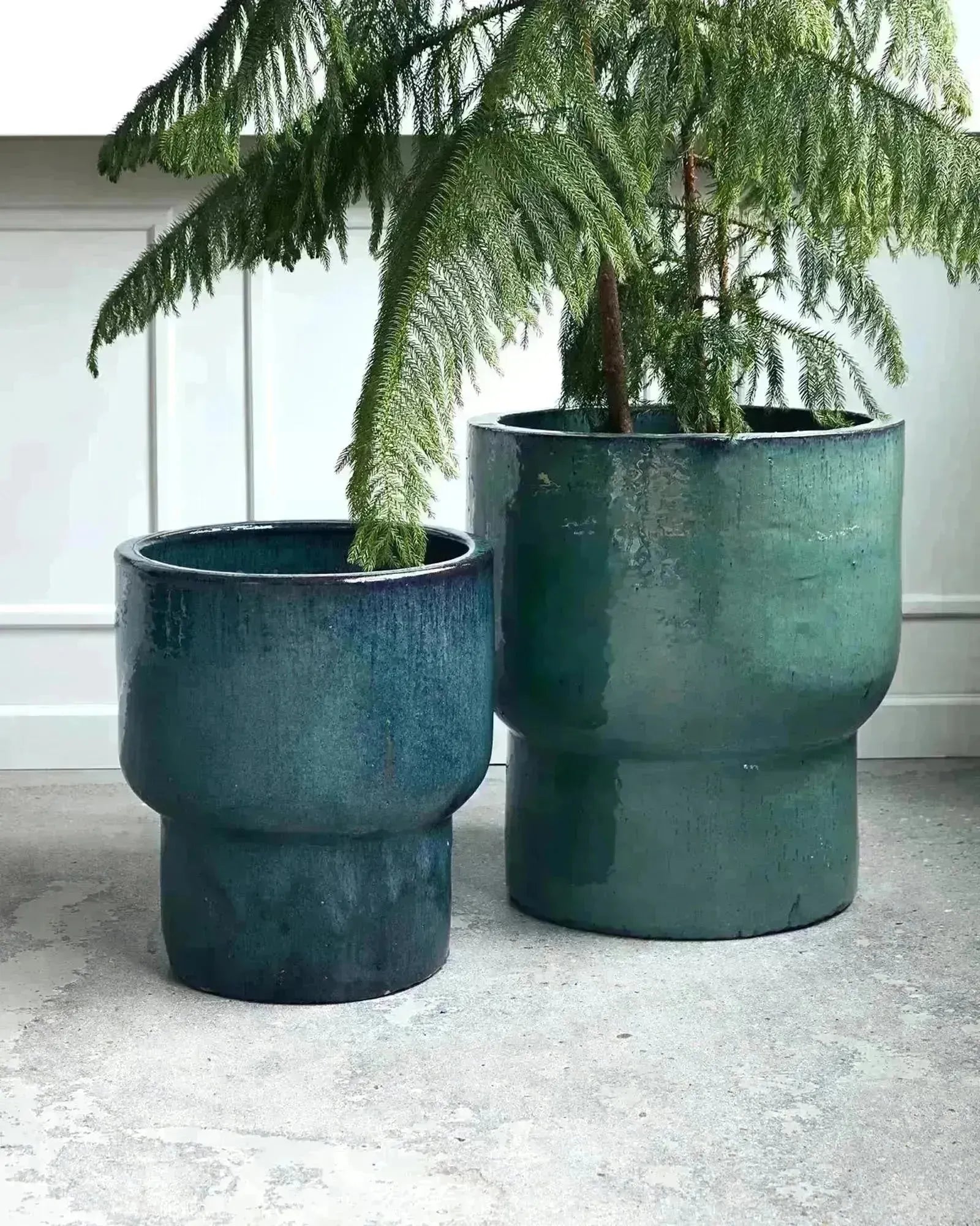 Stilvoller, handgefertigter Tontopf mit grüner Glasur, ideal für Pflanzen im Garten. Robust bis -20°C, mit Abtropflöchern.