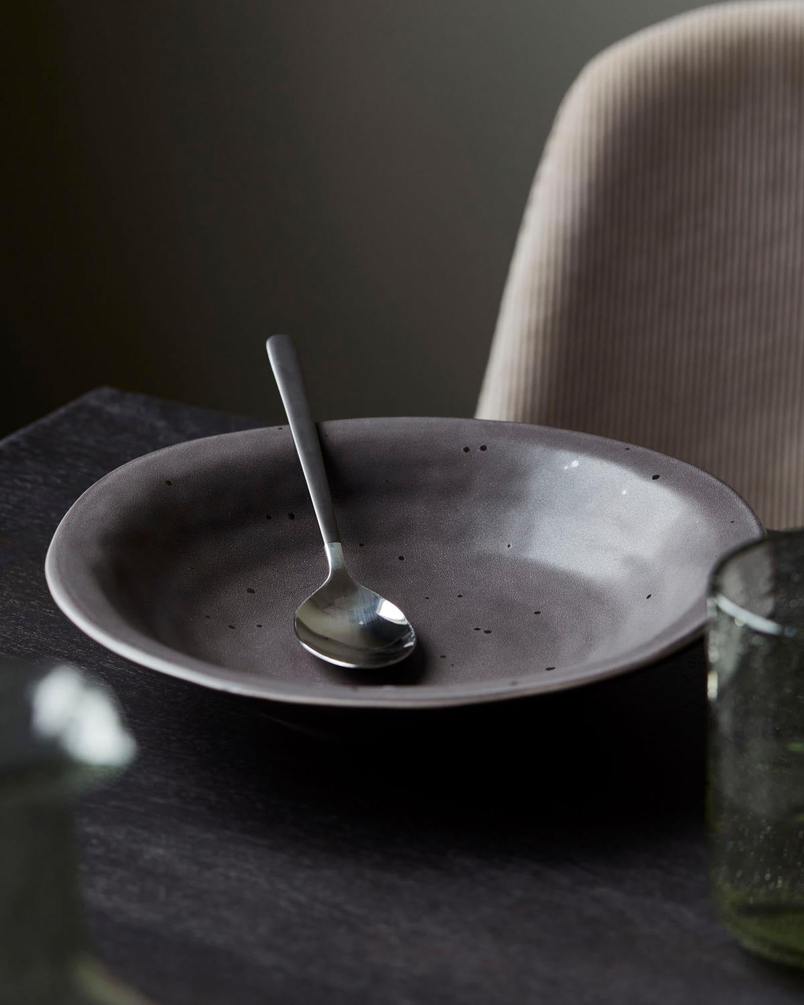 Rustic Suppenteller von House Doctor für gemütliche Dinnerabende.