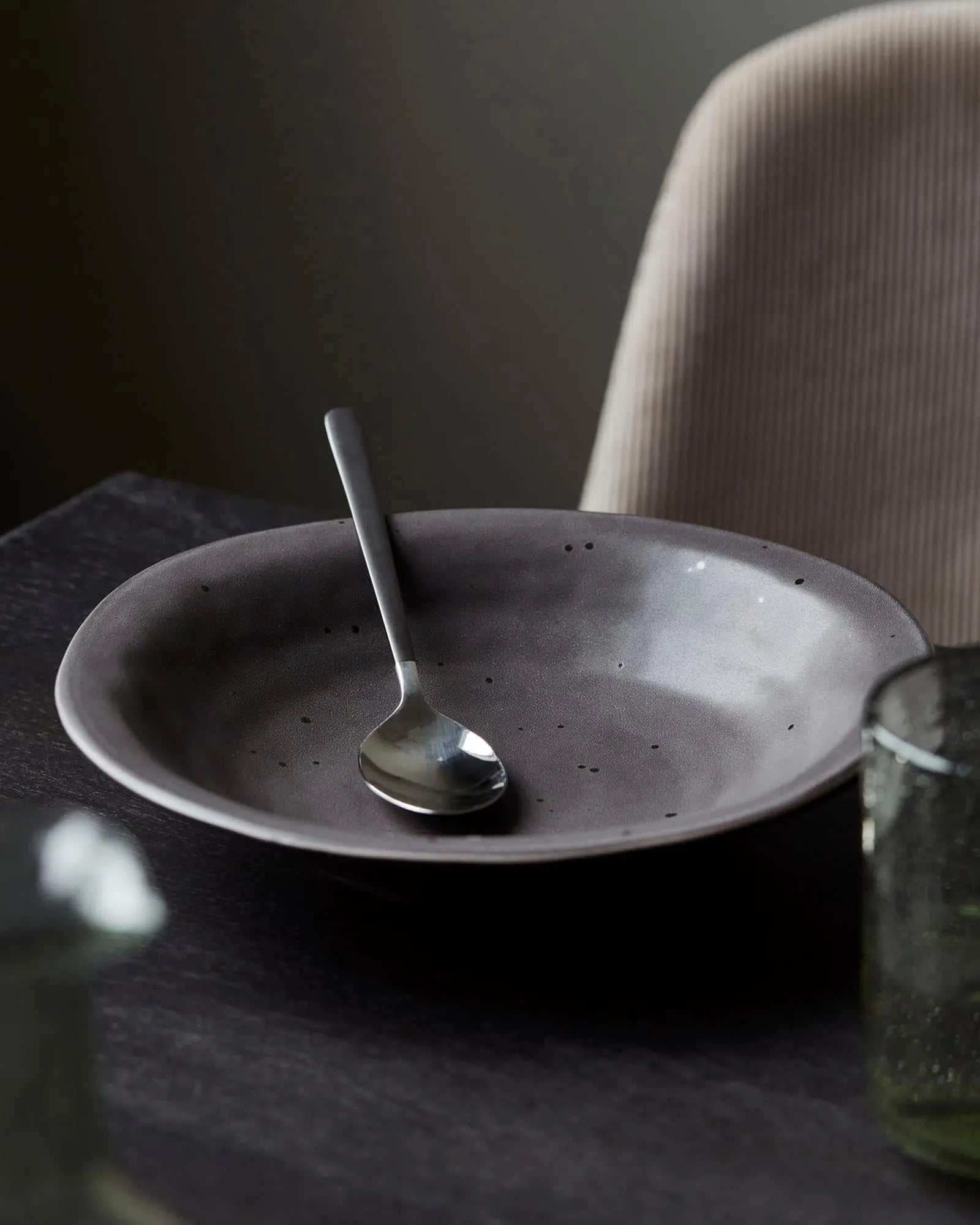 Rustic Suppenteller von House Doctor für gemütliche Dinnerabende.