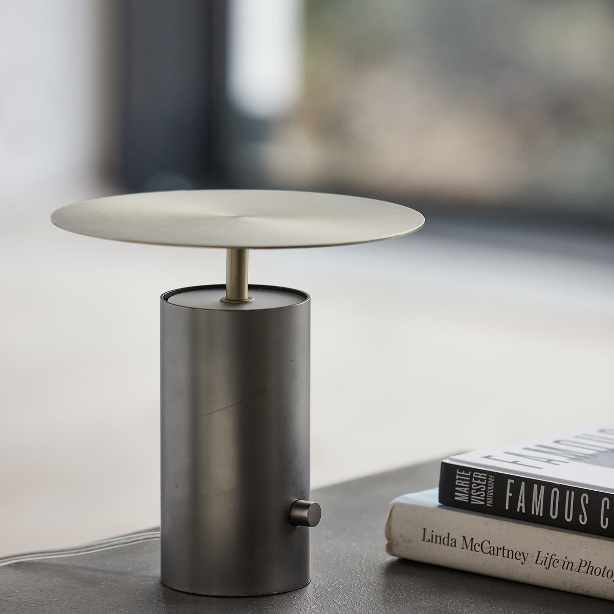 Tischleuchte, Tacker in Grau präsentiert im Onlineshop von KAQTU Design AG. Tischleuchte ist von House Doctor
