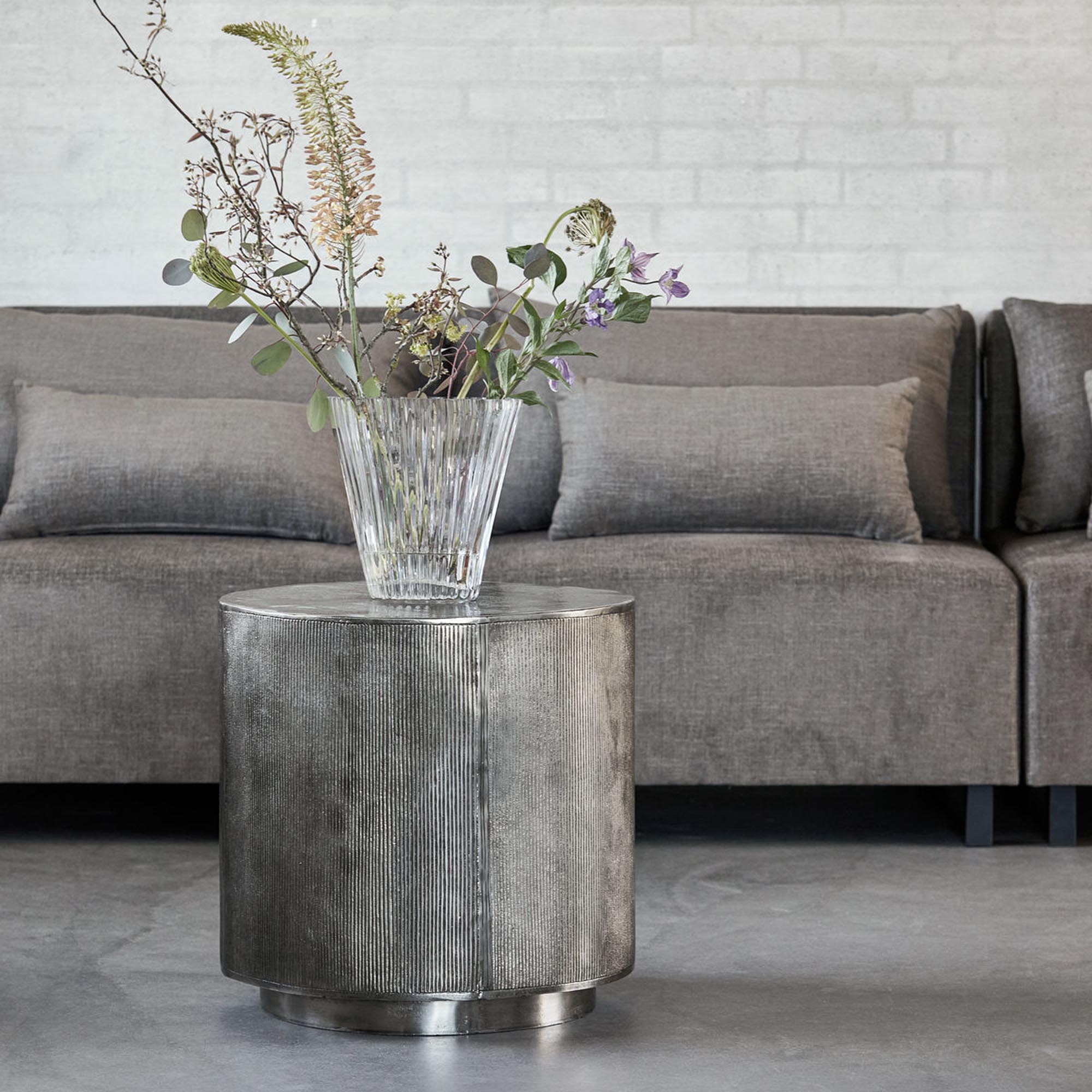 Eleganter, silberner Couchtisch Rota von House Doctor mit vertikalen Rillen und zeitlosem Charme.
