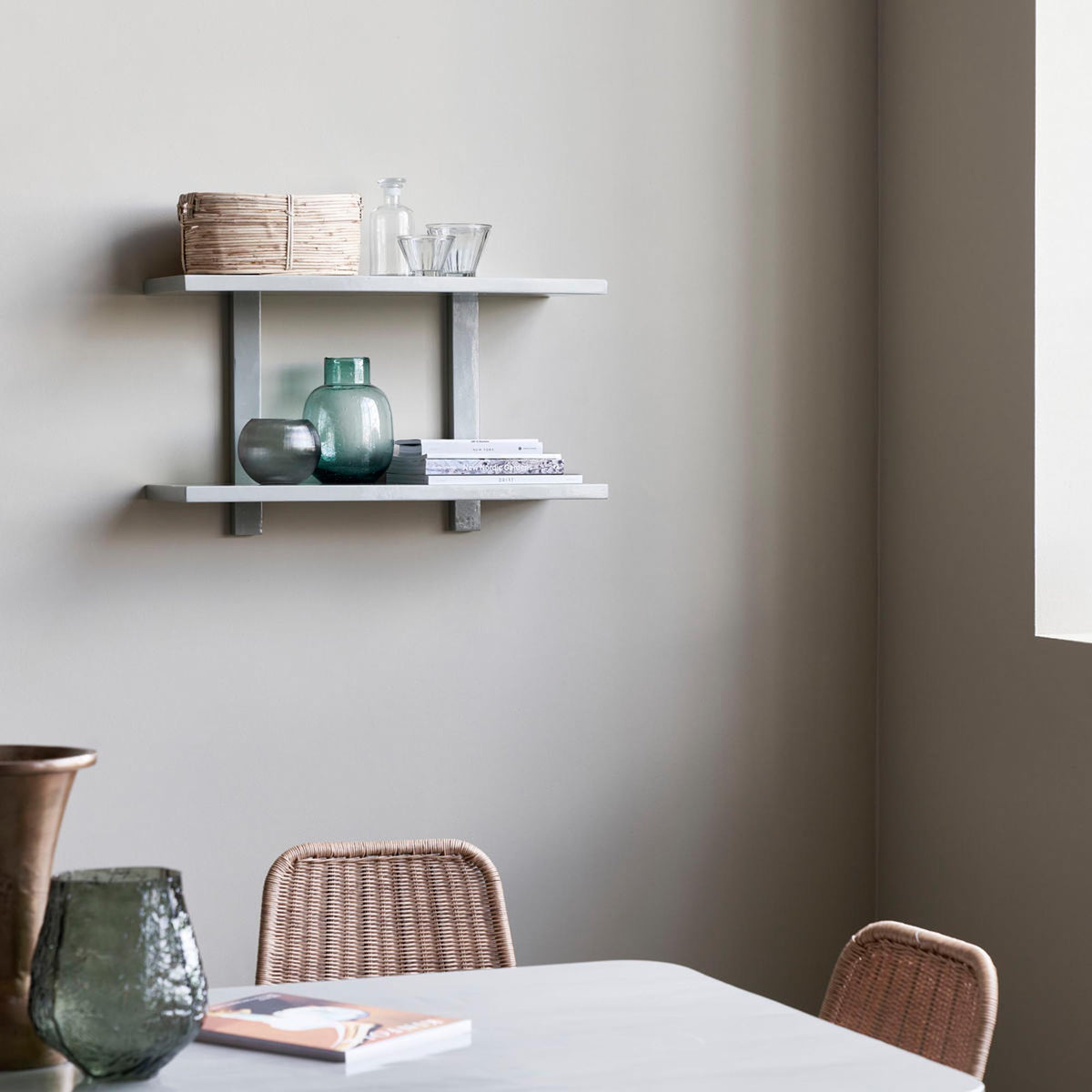 Regal Sheo in Grau präsentiert im Onlineshop von KAQTU Design AG. Wandregal ist von House Doctor