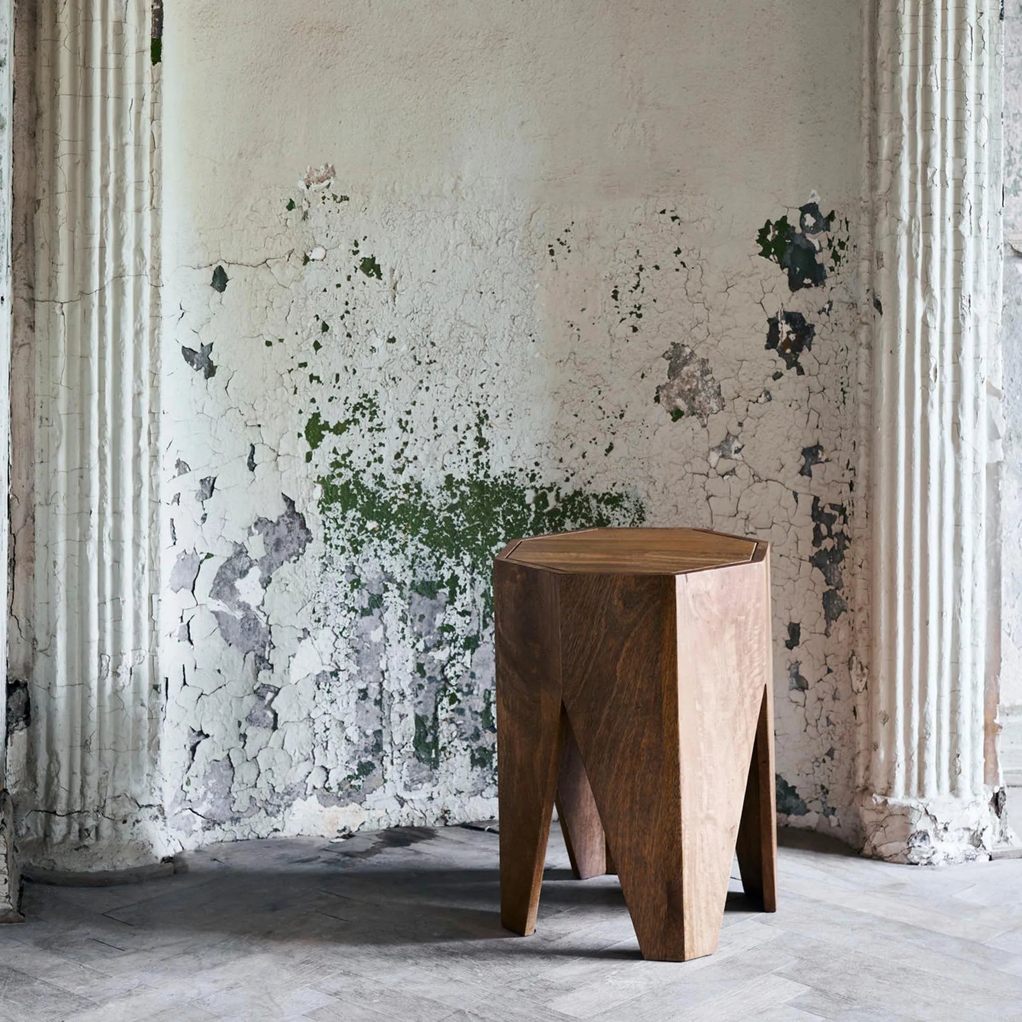 Der Okta Hocker von House Doctor: Mangoholz, achteckig, stilvoll als Sitz oder Tisch, bringt Wärme und Eleganz ins Zuhause.