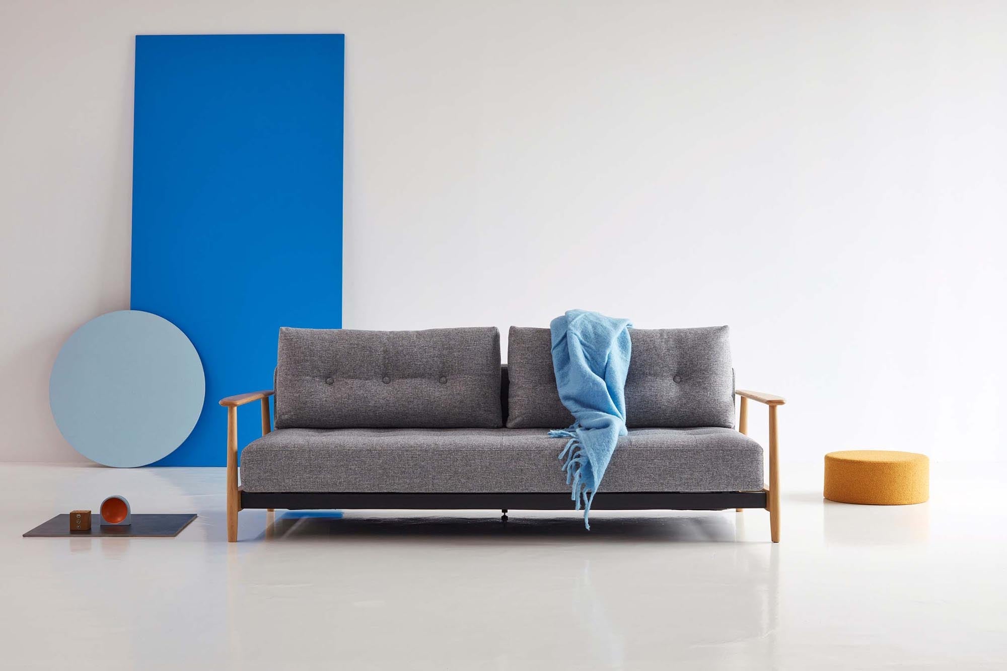 Eluma Bettsofa 140: Kompaktes, modernes Sofa mit cleverer Schlaflösung für kleine Räume. Ideal für Gäste und stilvolle Wohnräume.