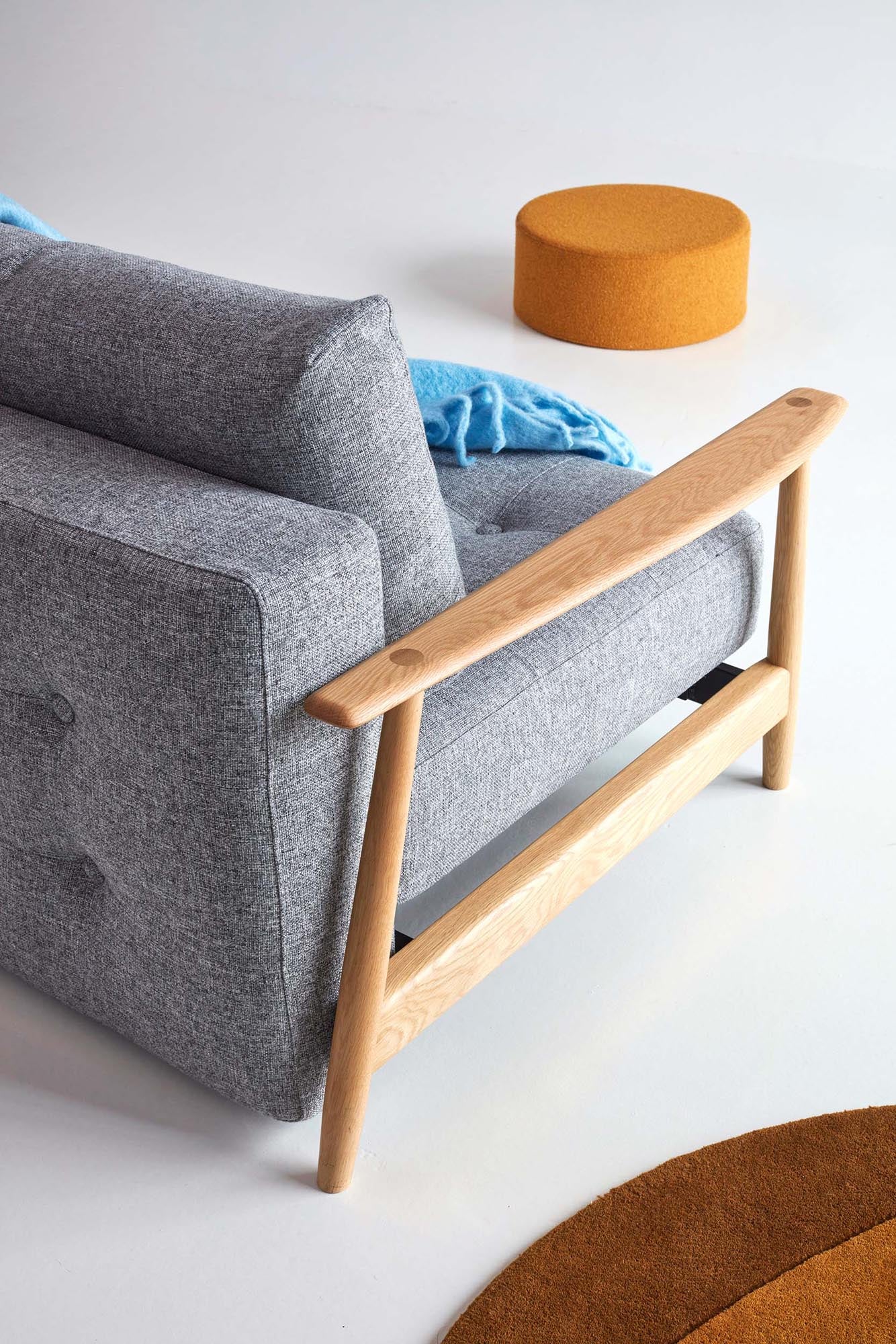 Eluma Bettsofa 140: Stilvolles, multifunktionales Sofa mit cleverem Schlafsystem. Ideal für kleine Räume und überraschende Übernachtungen.