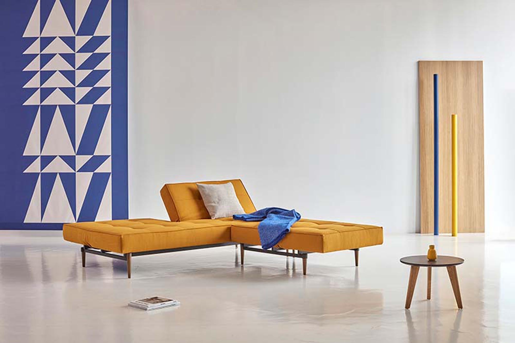 Erleben Sie das vielseitige Splitback Sofabett 115 Styletto von Innovation Living – ideal für moderne Wohnräume und gemütliche Übernachtungen.
