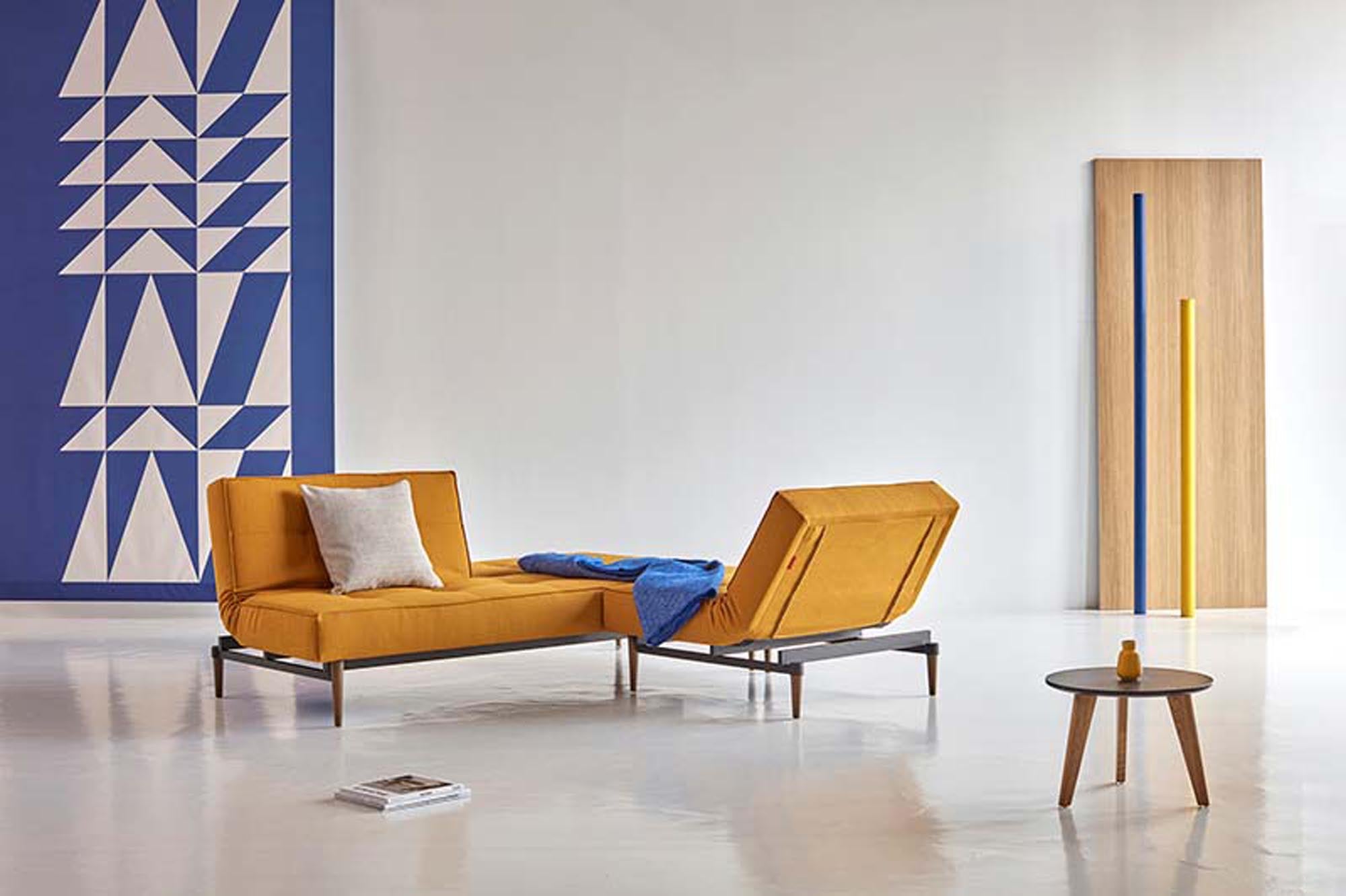 Entdecken Sie das elegante Splitback Sofabett 115 Styletto von Innovation Living – perfekt für stilvolle Räume und entspannte Nächte.
