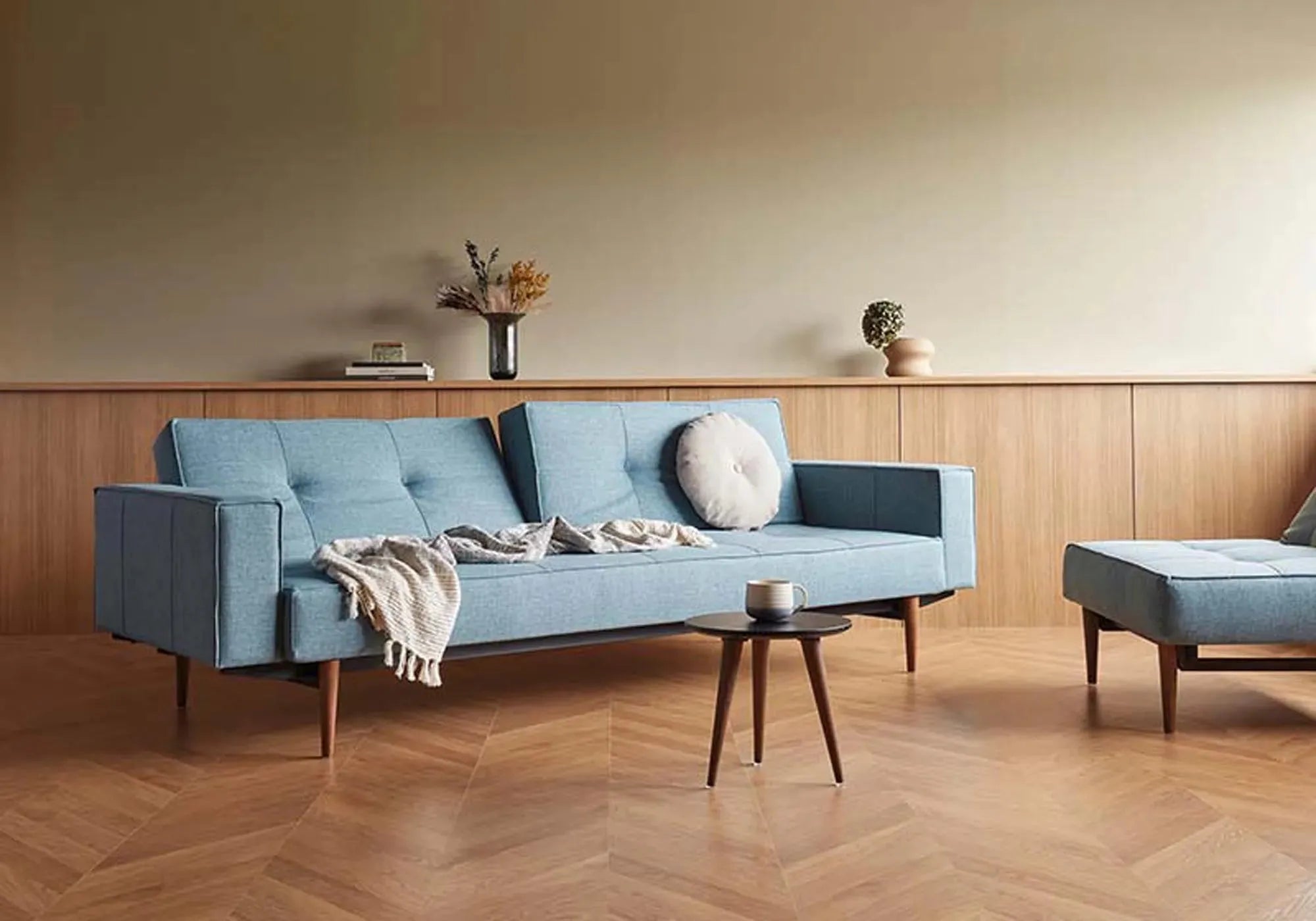 Erleben Sie das elegante Splitback Sofabett 115 Styletto von Innovation Living – perfekt für stilvolle Räume und komfortable Nächte.