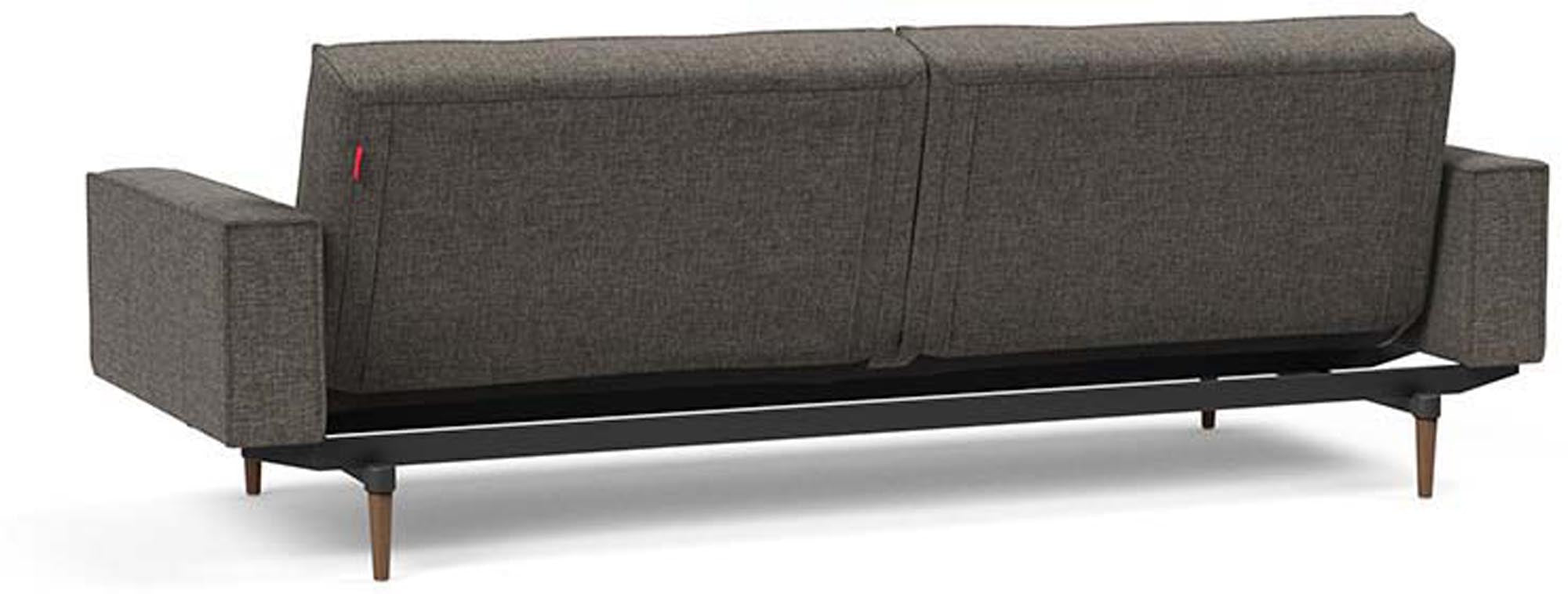 Entdecken Sie das elegante Splitback Sofabett 115 Styletto von Innovation Living. Mit seinen praktischen Armlehnen vereint es modernes Design und Komfort.