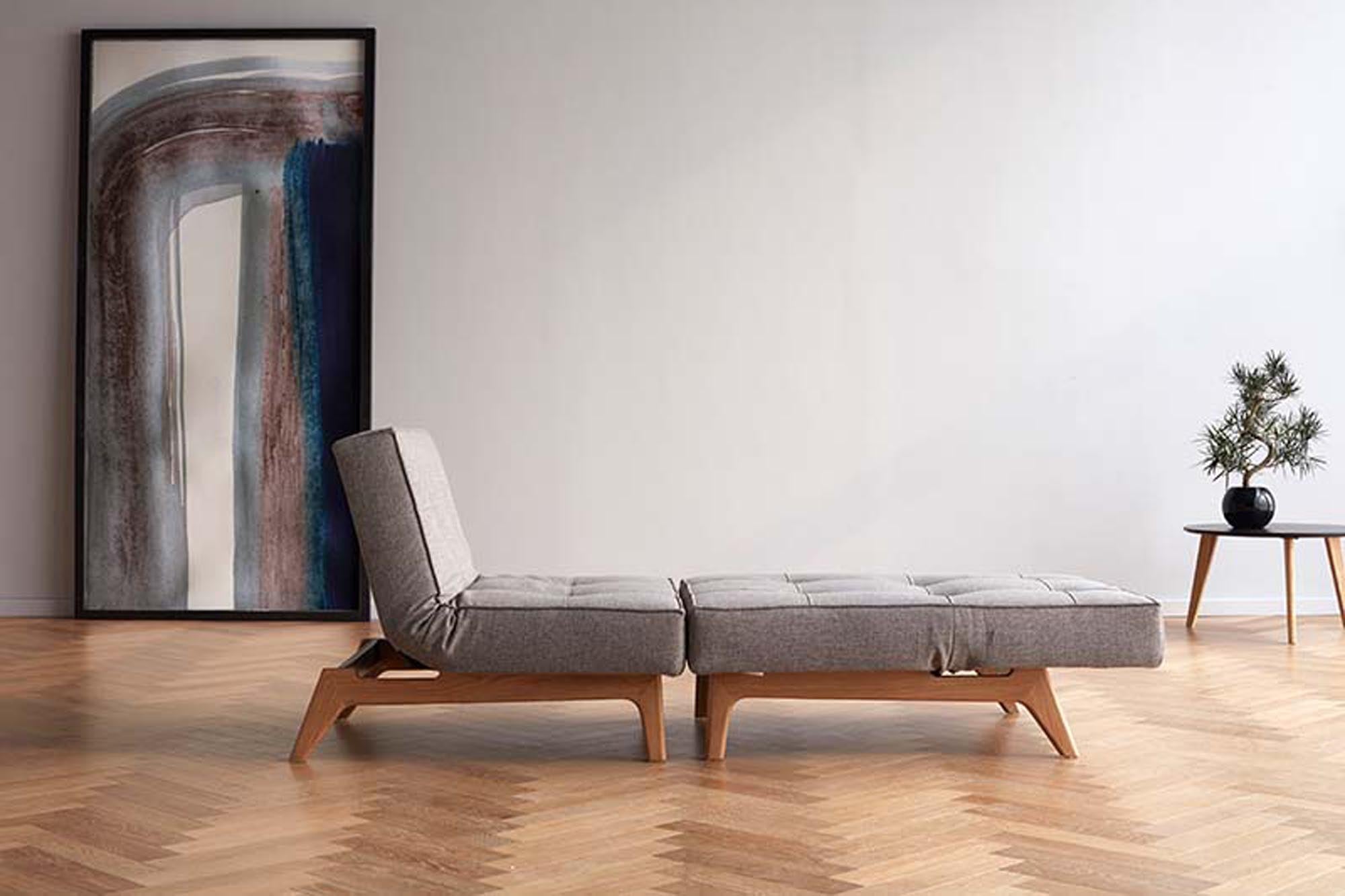 Der Splitback Eik Sessel von Innovation Living: Stilvoll, funktional, aus Eichenholz und Stahl, wandelbar als Chaiselongue oder Bett.