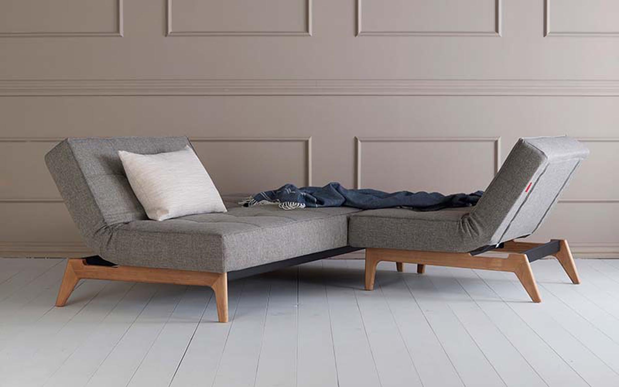 Der Splitback Eik Sessel von Innovation Living: Stilvoll, funktional, aus Eichenholz und Stahl, wandelbar als Chaiselongue oder Bett.