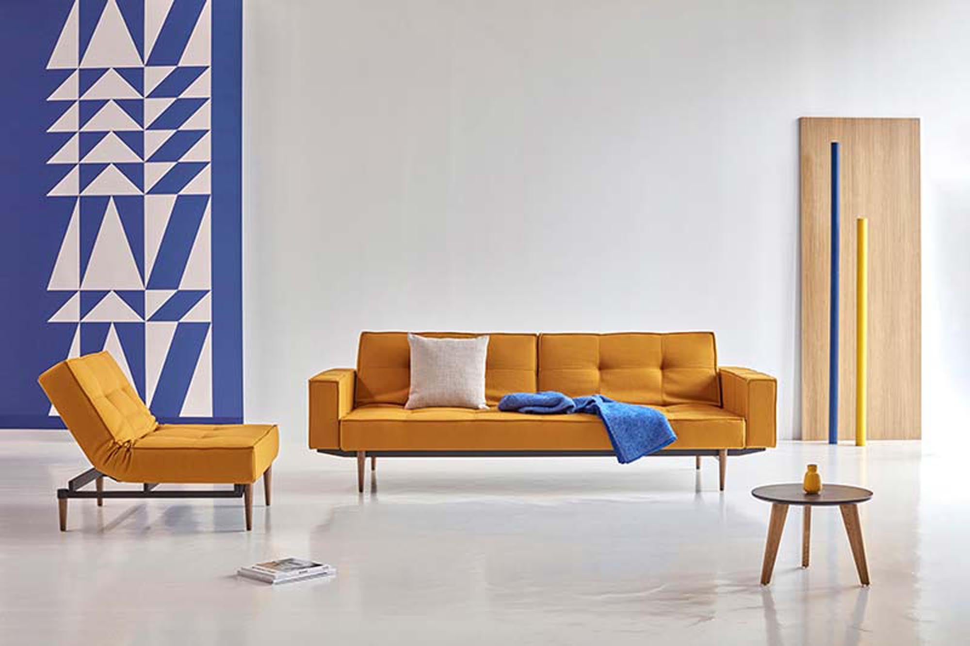 Stilvolles Splitback Sofabett 210 mit Armlehnen von Innovation Living.