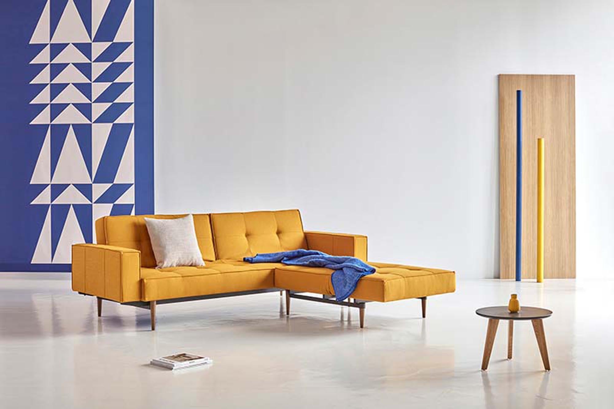 Elegantes Splitback Sofabett 210 mit Armlehnen von Innovation Living.