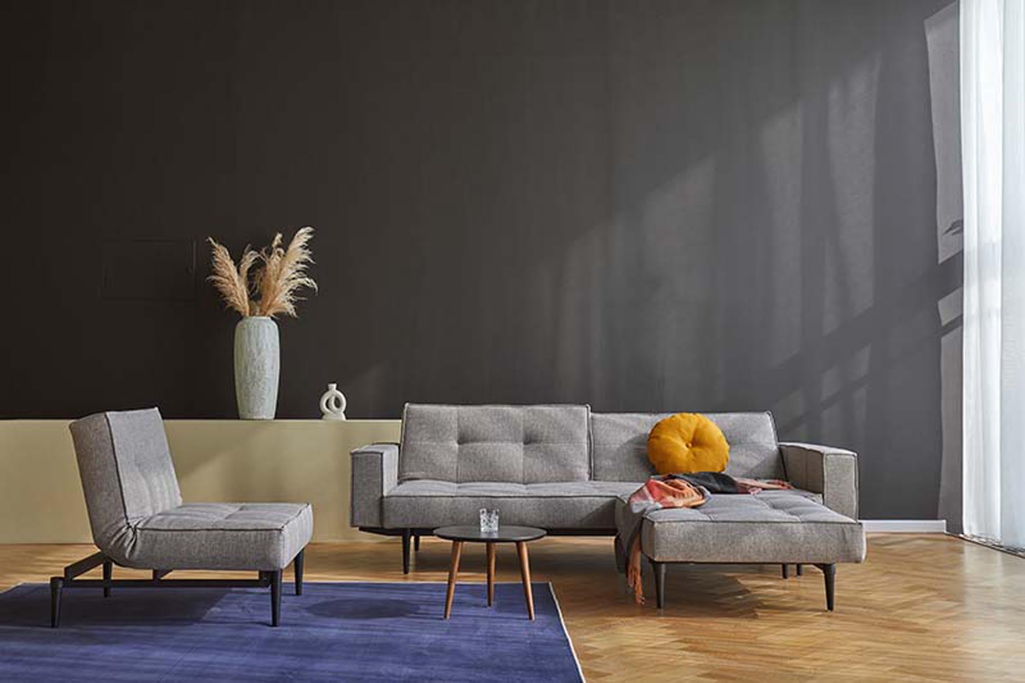Modernes Splitback Sofabett 115 Styletto mit Armlehnen von Innovation Living – ideal für flexible Wohnräume und komfortable Übernachtungen.