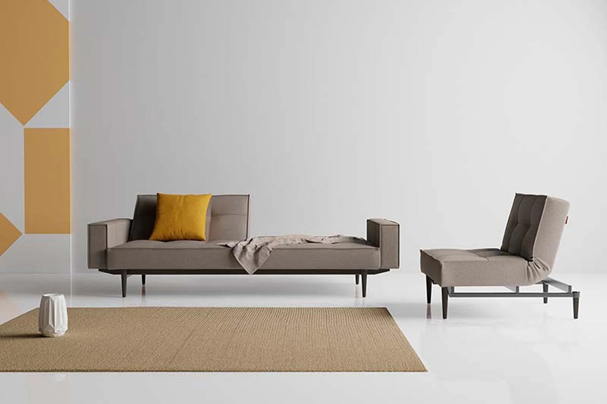 Modernes Splitback Sofabett 115 Styletto mit Armlehnen von Innovation Living – ideal für stilvolle Wohnräume und vielseitige Nutzung.