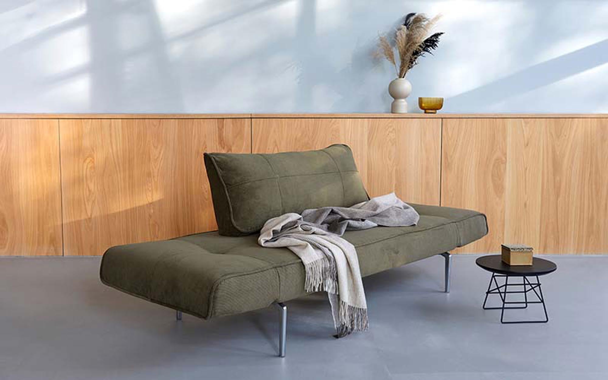 Entdecken Sie das Zeal Klappsofa 70 Straw von Innovation Living – ein elegantes, platzsparendes Möbelstück, das Komfort und Design vereint.