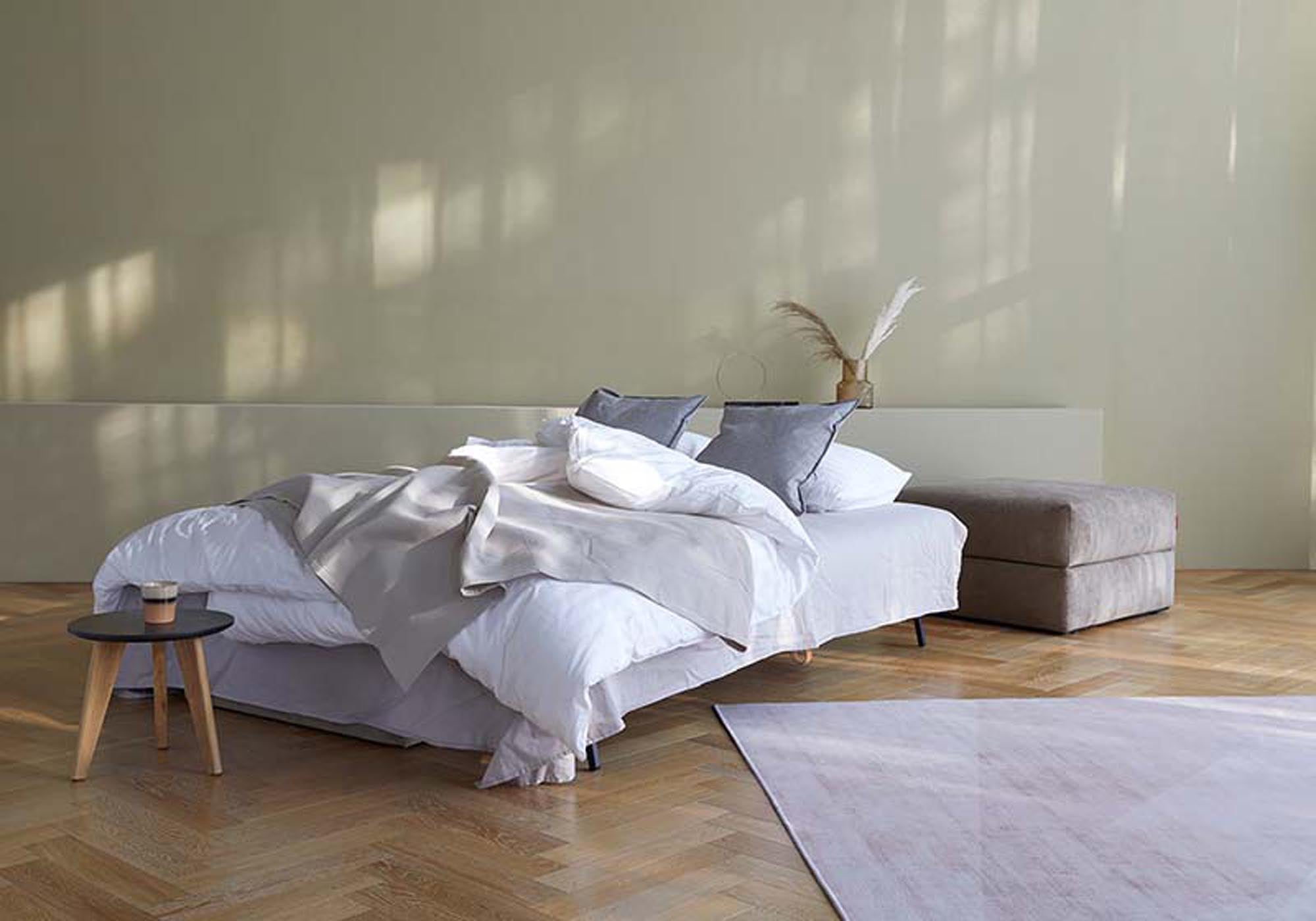 Osvald Sofabett 150: Stilvolles Schlafsofa mit cleverem Stauraum. Perfekt für kompakte Wohnräume und entspannte Nächte. Praktisch und schick.