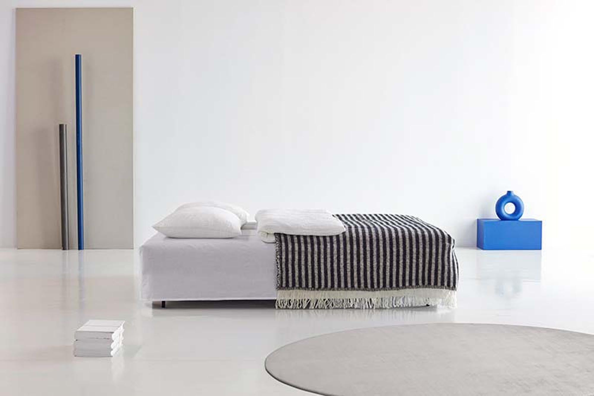 Osvald Sofabett 150: Stilvolles Schlafsofa mit cleverem Stauraum. Perfekt für kompakte Wohnräume und entspannte Nächte. Vielseitig und praktisch.