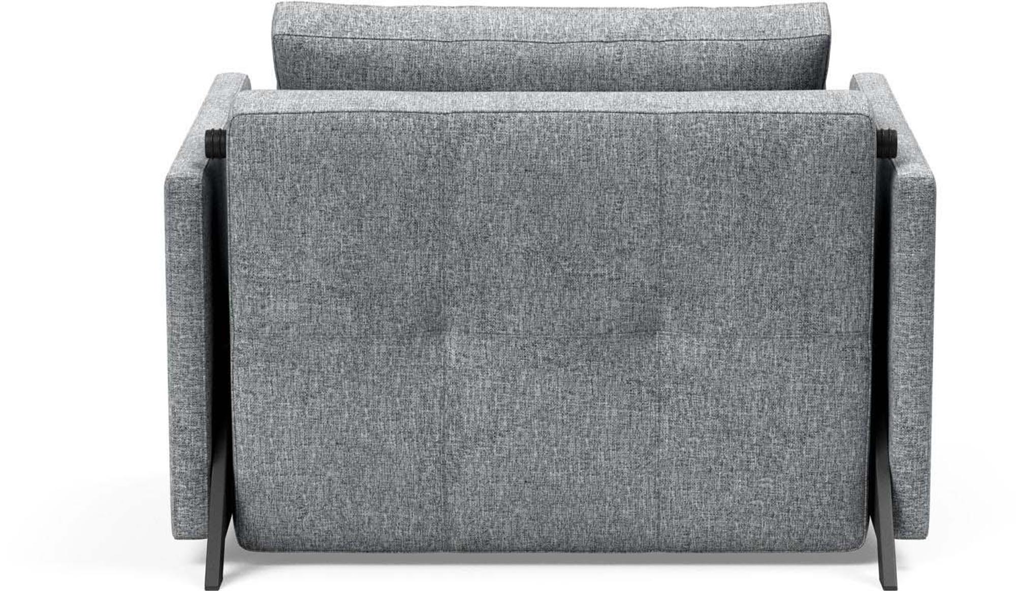Entdecken Sie den eleganten Cubed Sessel 90 mit Armlehnen von Innovation Living – perfekt für stilvolle Akzente und höchsten Komfort in Ihrem Wohnraum.