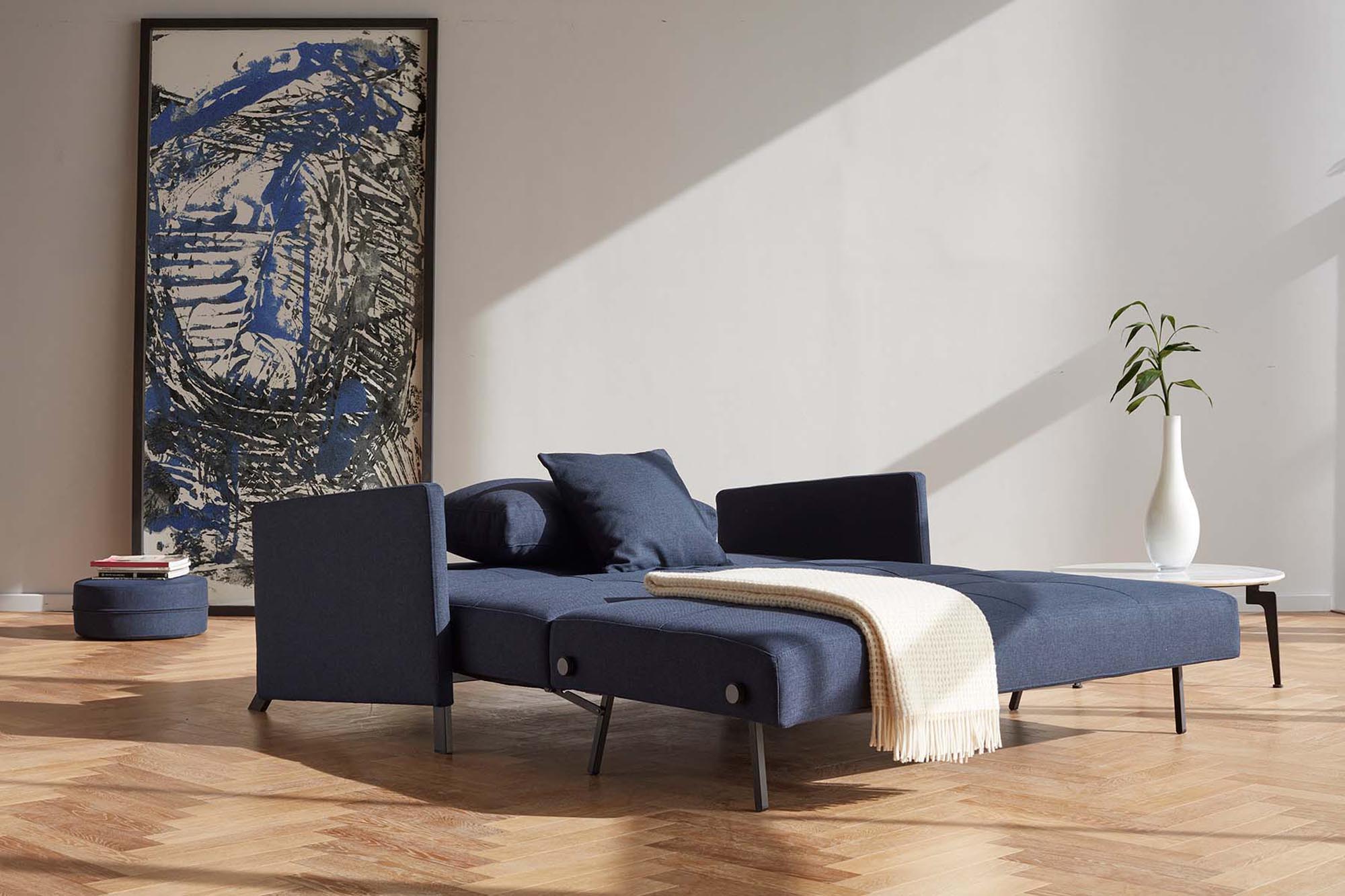 Elegantes Cubed Sofa 140 mit Armlehnen für modernen Komfort.