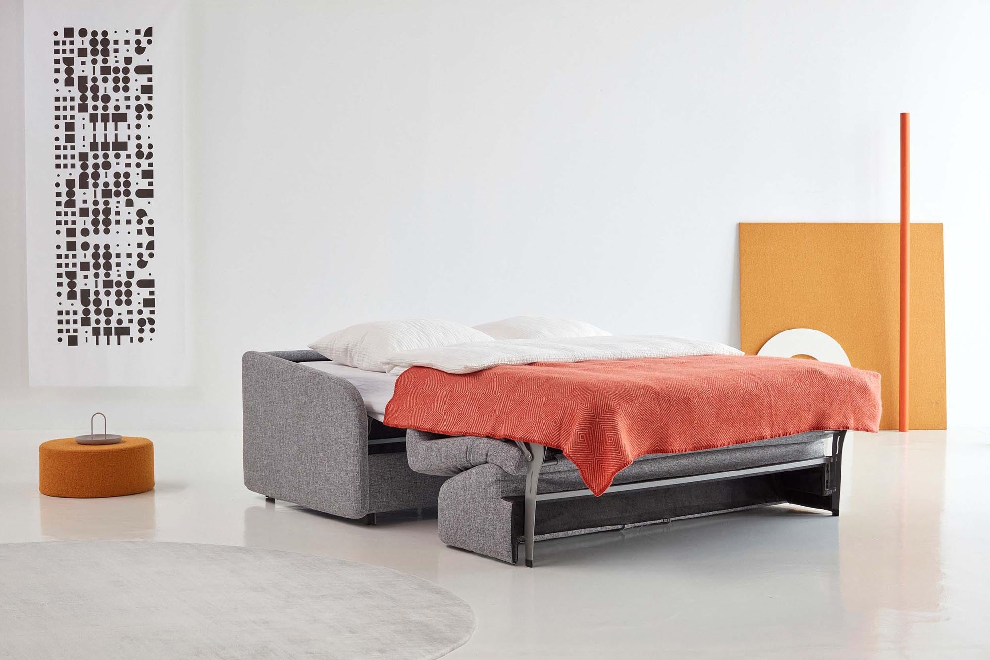 Eivor Klappsofa 140 von Innovation Living: Stilvolles Sofa mit 140 cm Schlafbereich, ausgestattet mit hochwertiger Federkernmatratze für optimalen Komfort.