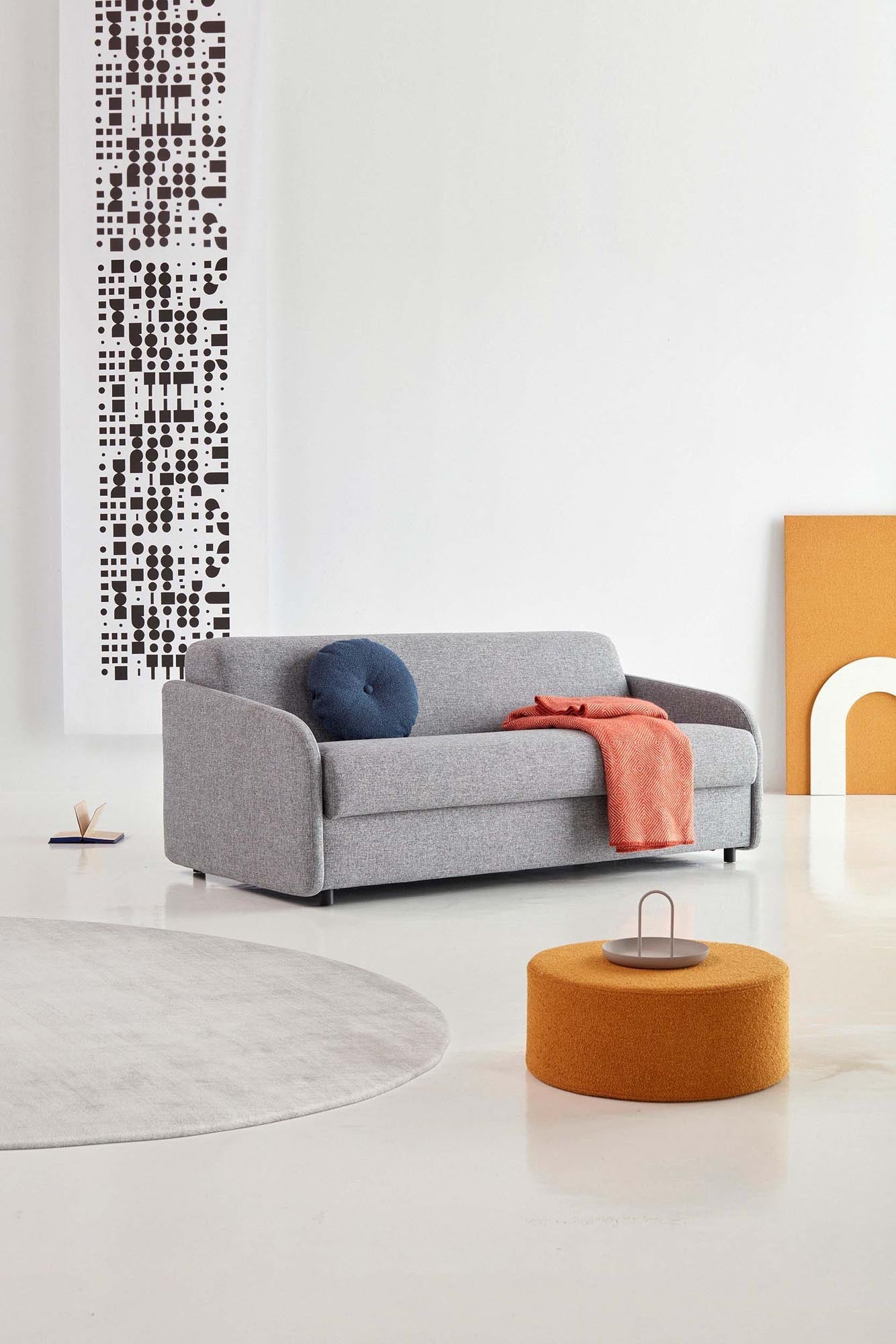 Eivor Klappsofa 140: Stilvolles Schlafsofa mit Dual-Matratze, perfekt für kompakte Wohnräume und erholsamen Schlaf.