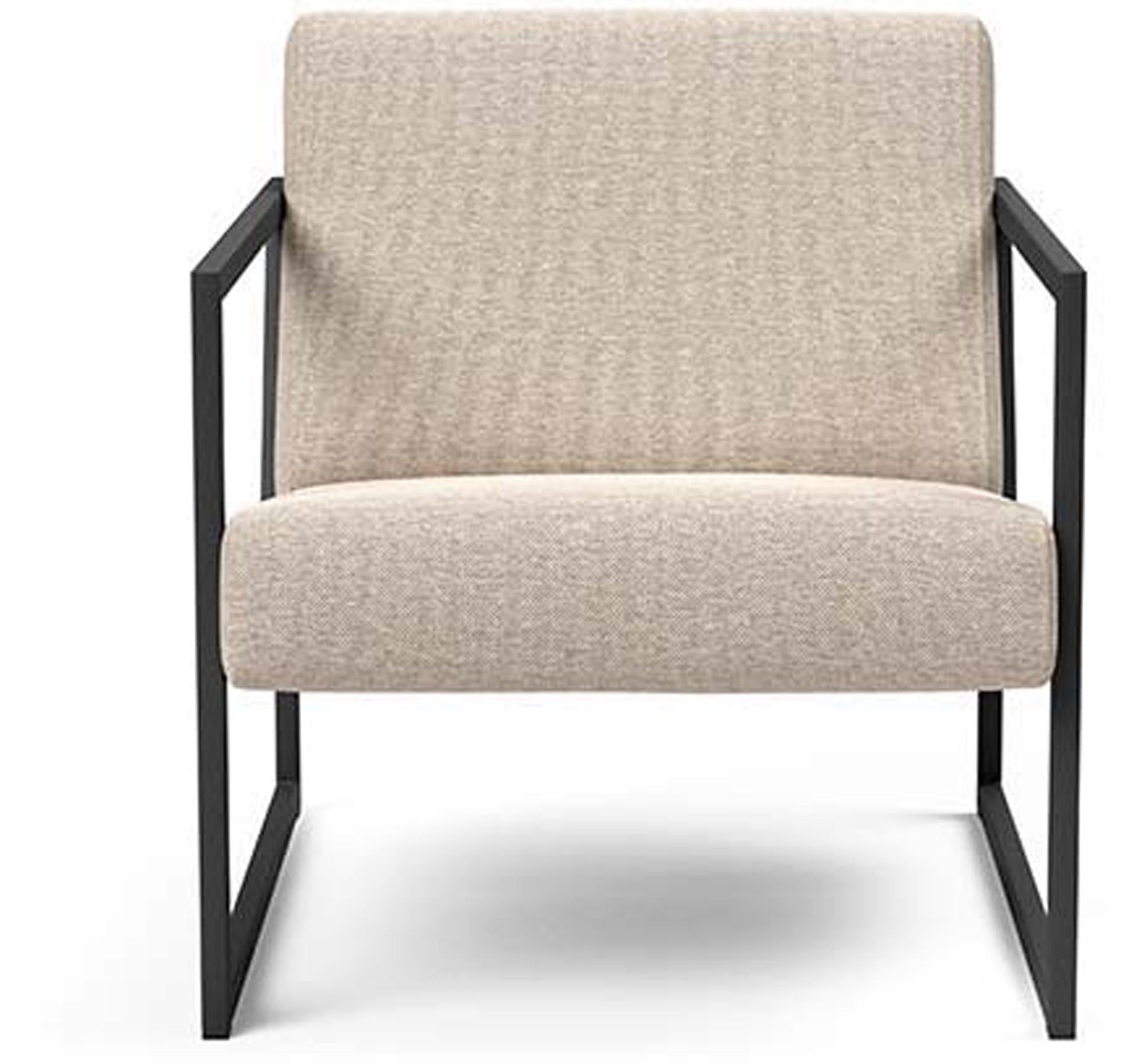 Der Vikko Sessel von Innovation Living vereint modernes Design mit bequemen Armlehnen. Perfekt für stilvolle Entspannung in Ihrem Zuhause.