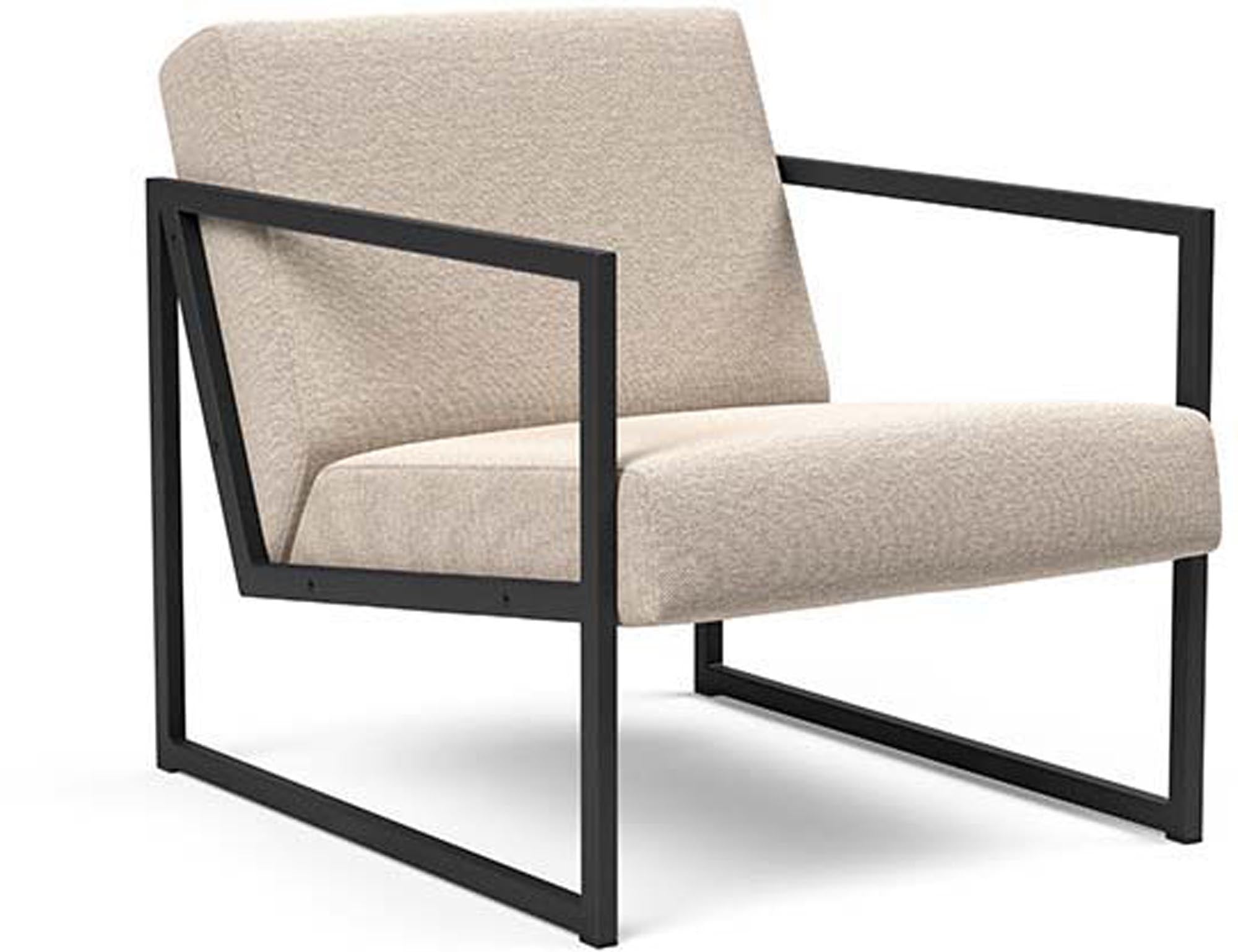 Komfortabler Vikko Sessel mit Armlehnen von Innovation Living.
