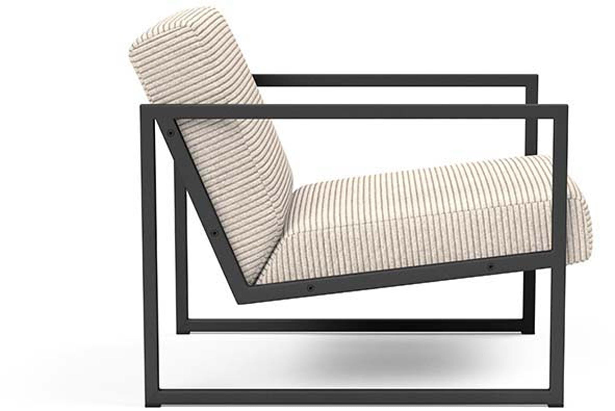 Eleganter Vikko Sessel mit komfortablen Armlehnen von Innovation Living – perfekt für stilvolle Räume und gemütliche Momente.