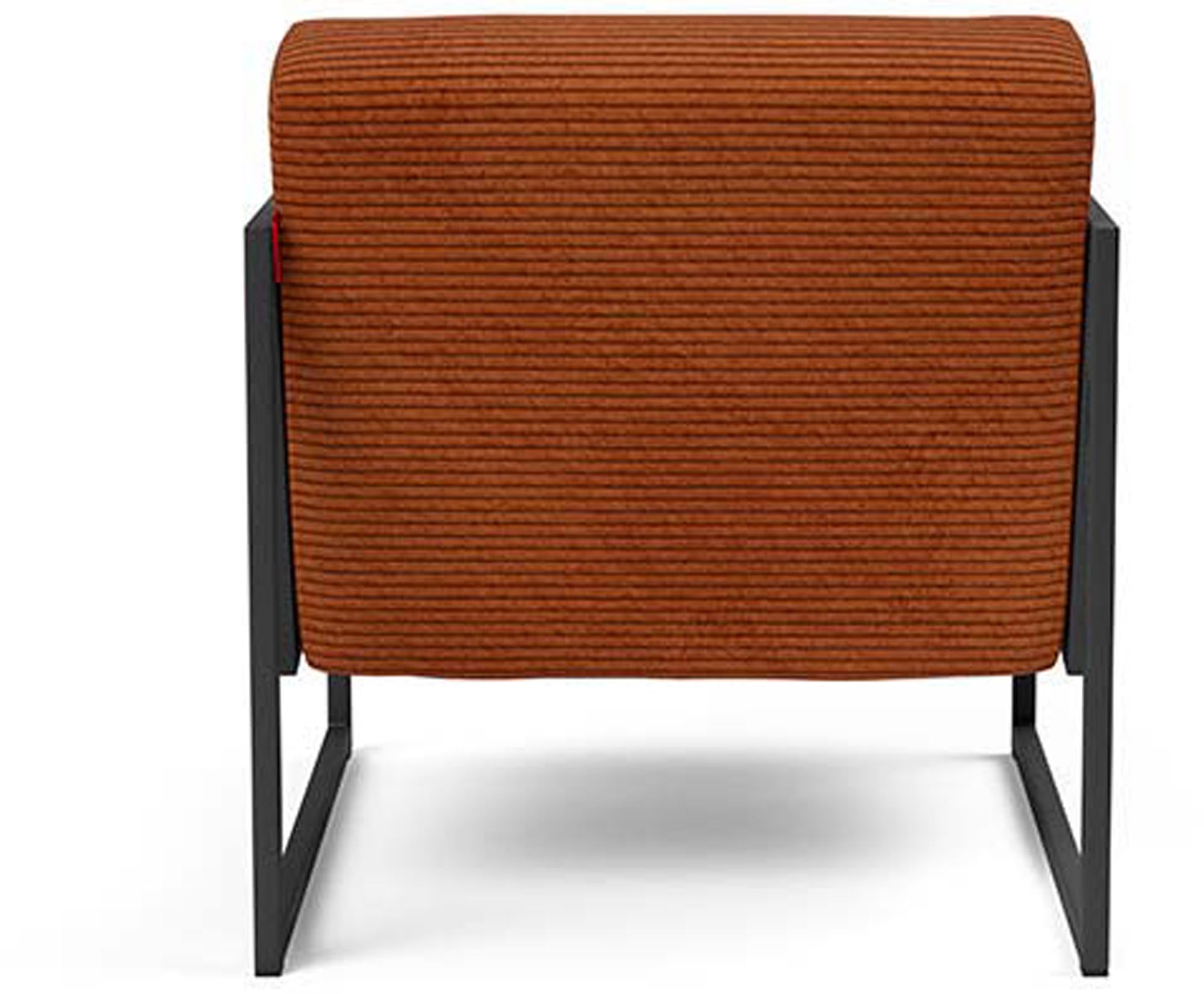 Stylischer Vikko Sessel mit komfortablen Armlehnen von Innovation Living – perfekt für gemütliche Abende und elegantes Wohndesign.