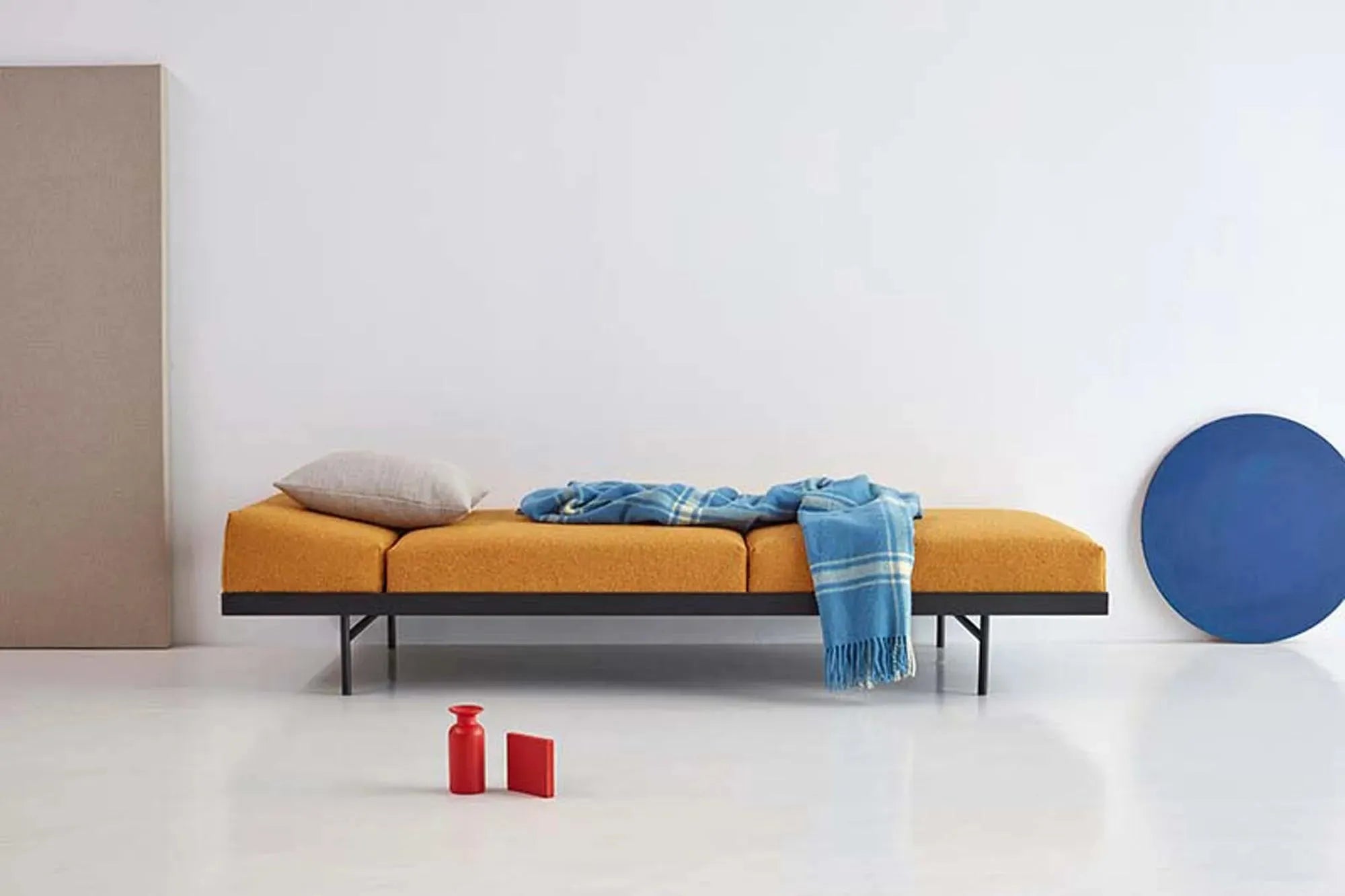 Das Puri Klappsofa von Innovation Living vereint modernes Design mit Funktionalität – perfekt für kleine Räume und Übernachtungsgäste!