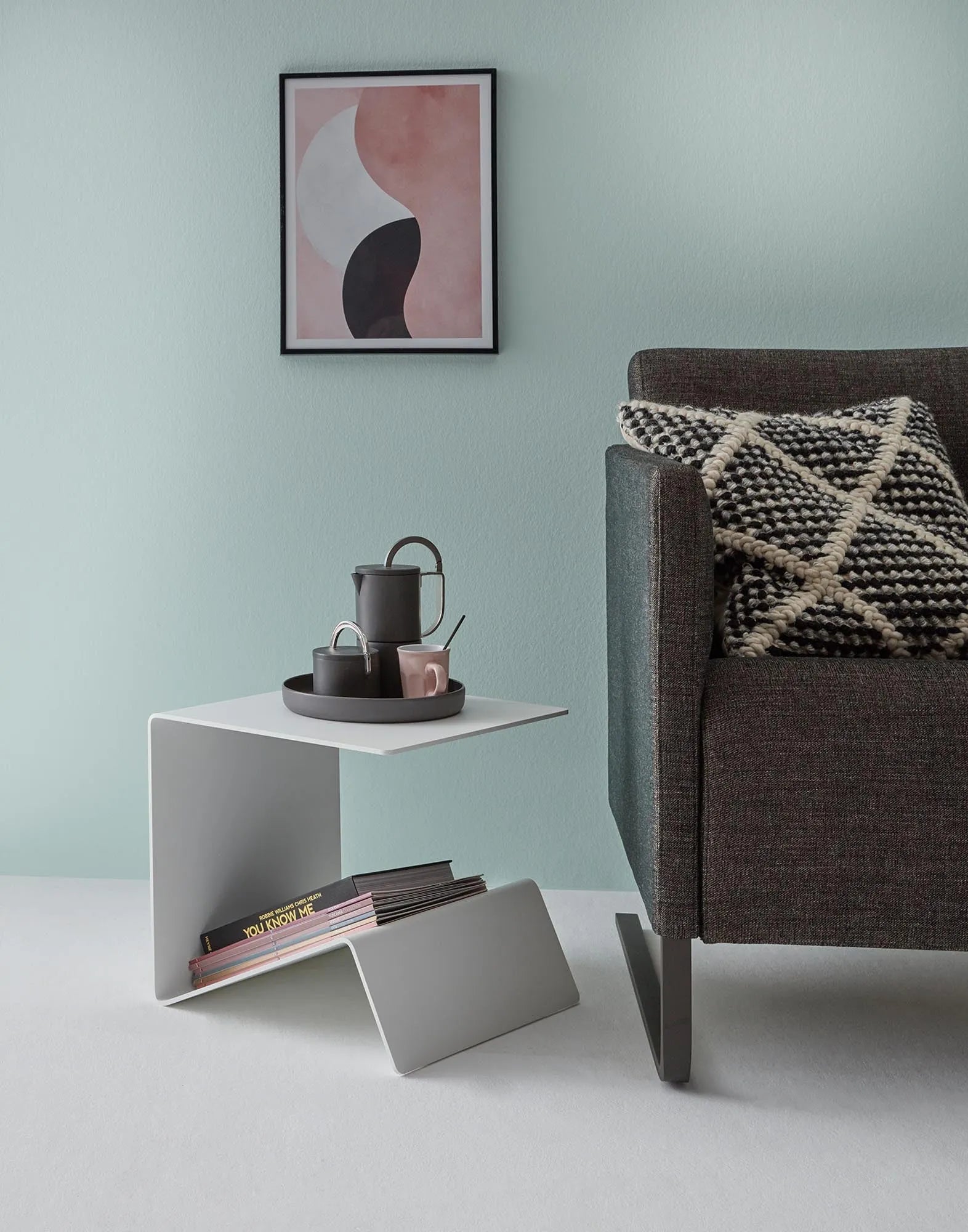 BUK Beistelltisch: Minimalistisches Design für vielseitige Räume.