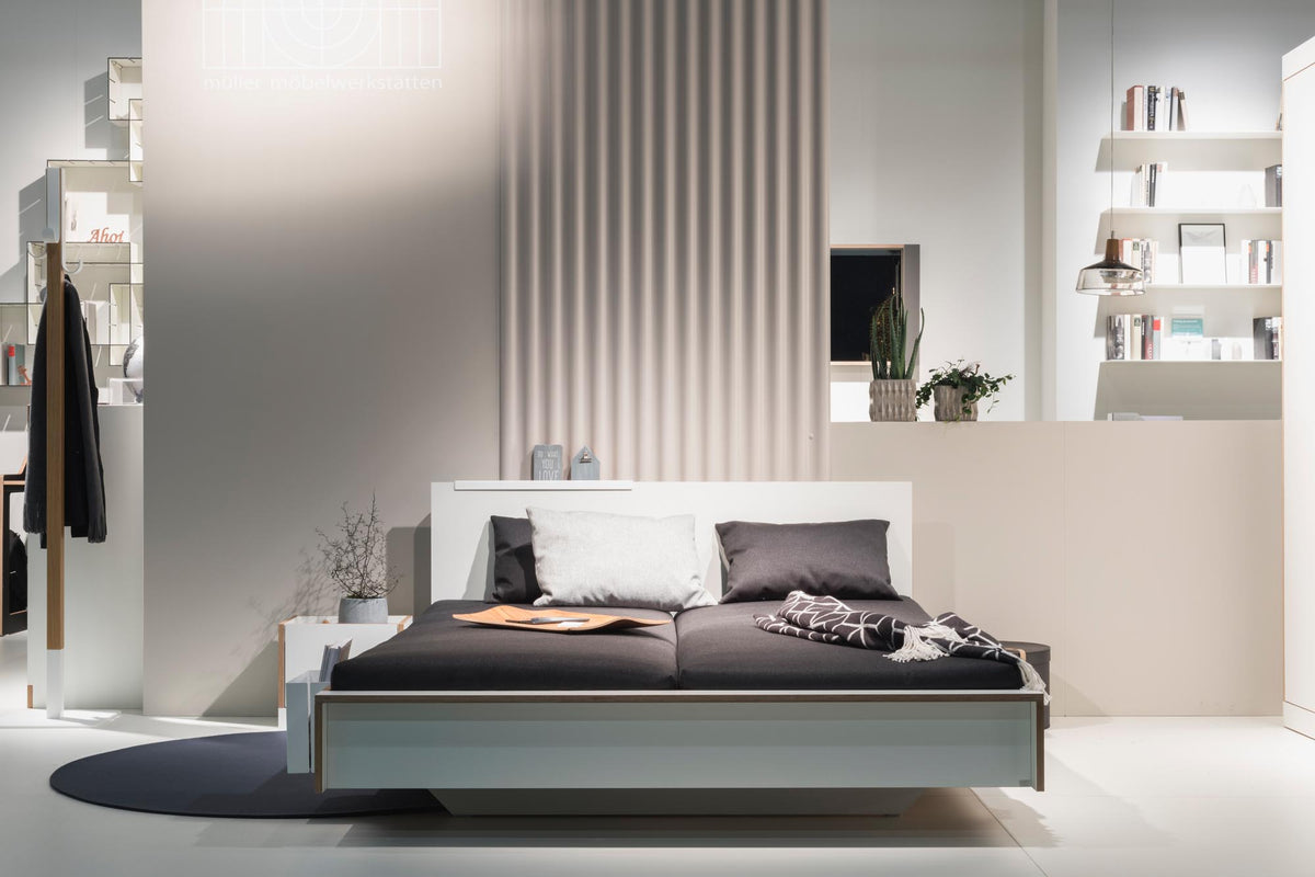 FLAI Doppelbett Komforthöhe + Kopfteil in Weiss präsentiert im Onlineshop von KAQTU Design AG. Bett ist von Müller Möbelwerkstätten