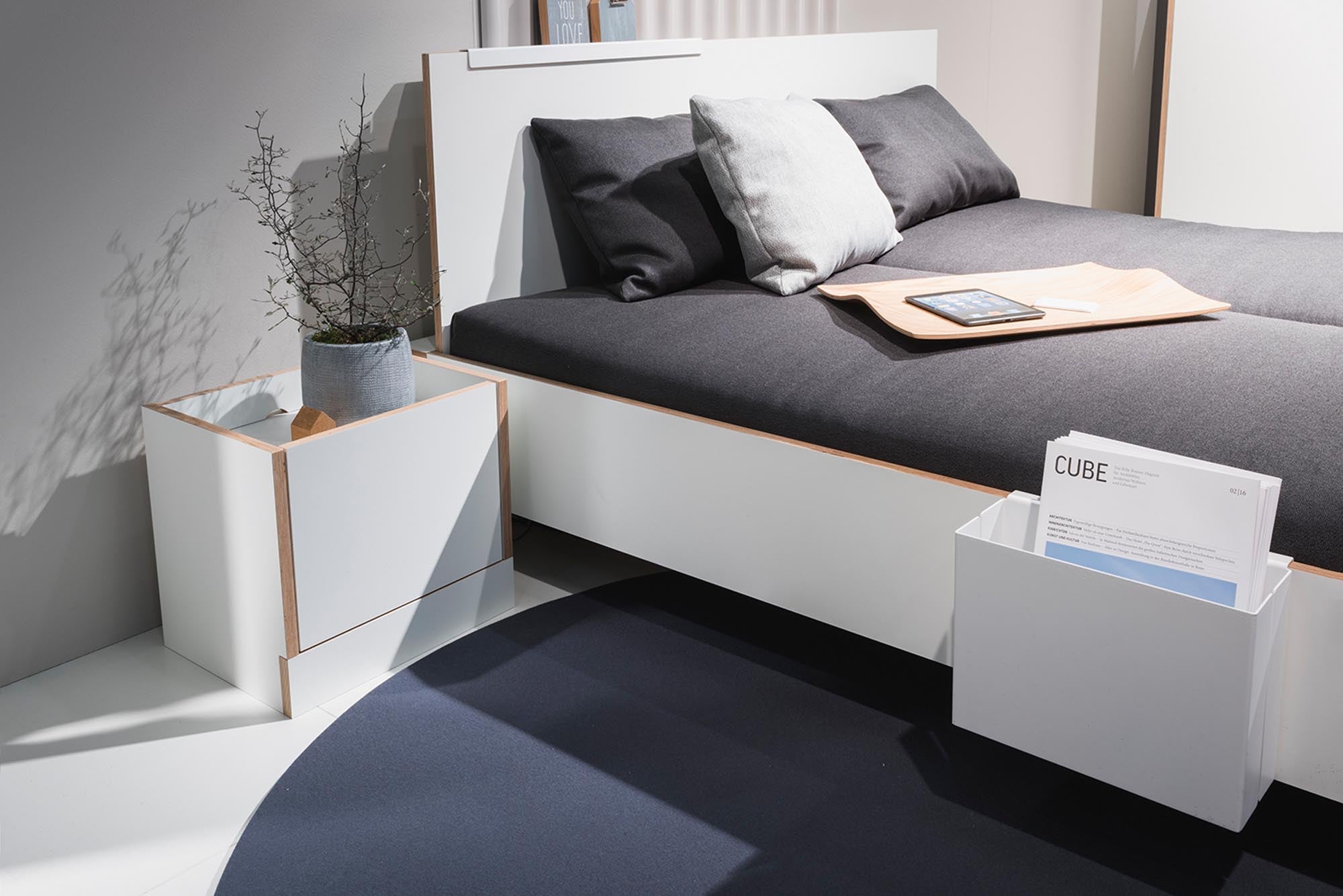 Elegantes FLAI Doppelbett: Innovatives Design mit verstecktem Stauraum.