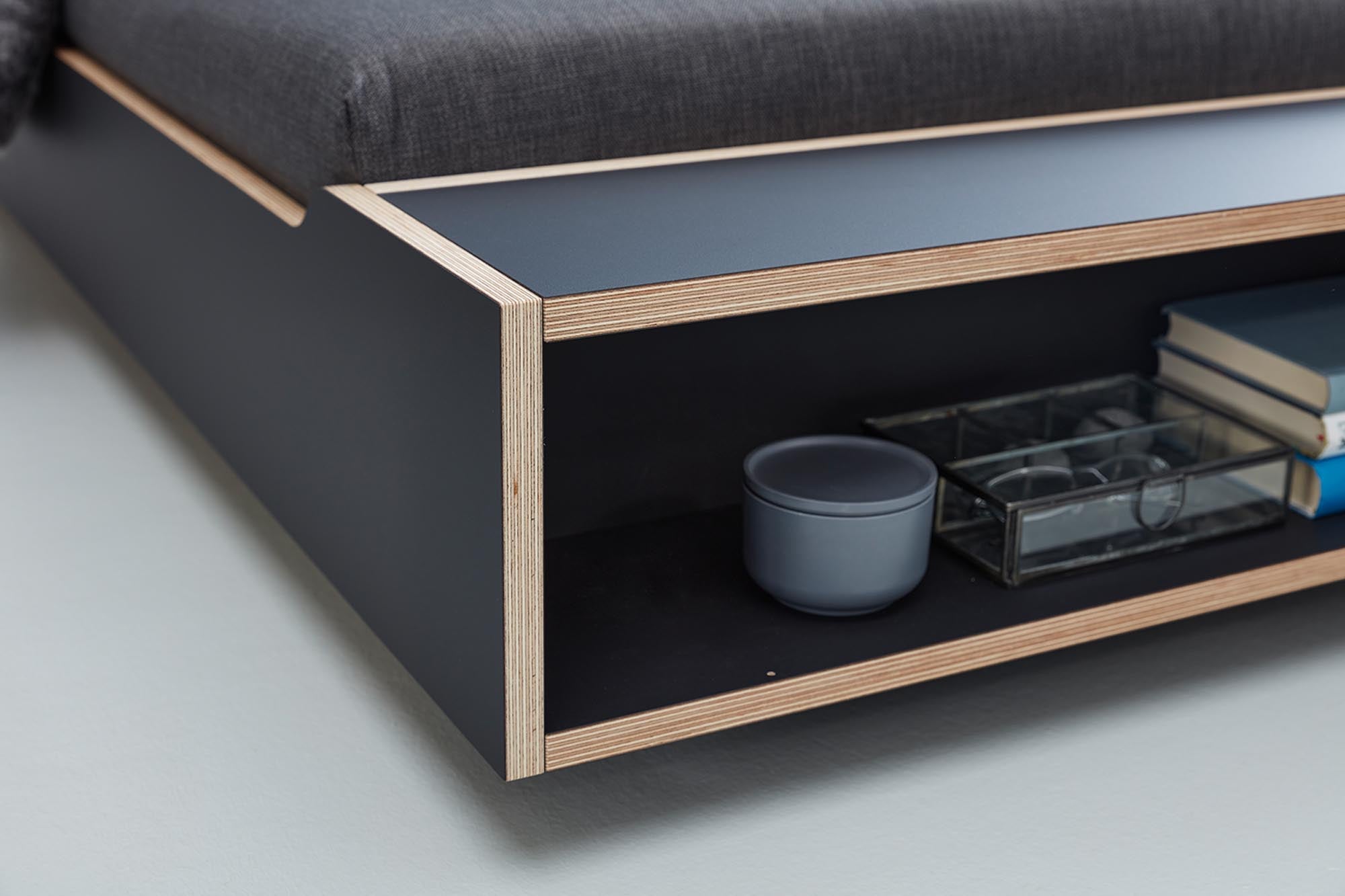 MAUDE Bett: Minimalistisches Design trifft auf höchsten Schlafkomfort.