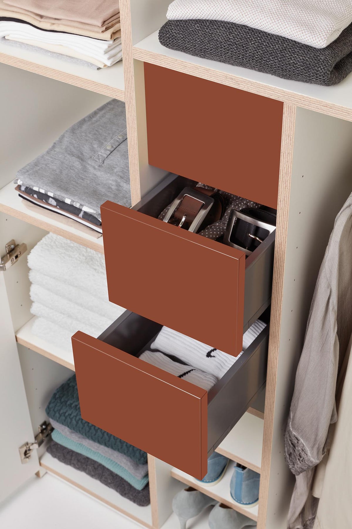 Plane Schrank V2 in Weiss / Karmesinrot präsentiert im Onlineshop von KAQTU Design AG. Drehtürenschrank ist von Müller Möbelwerkstätten