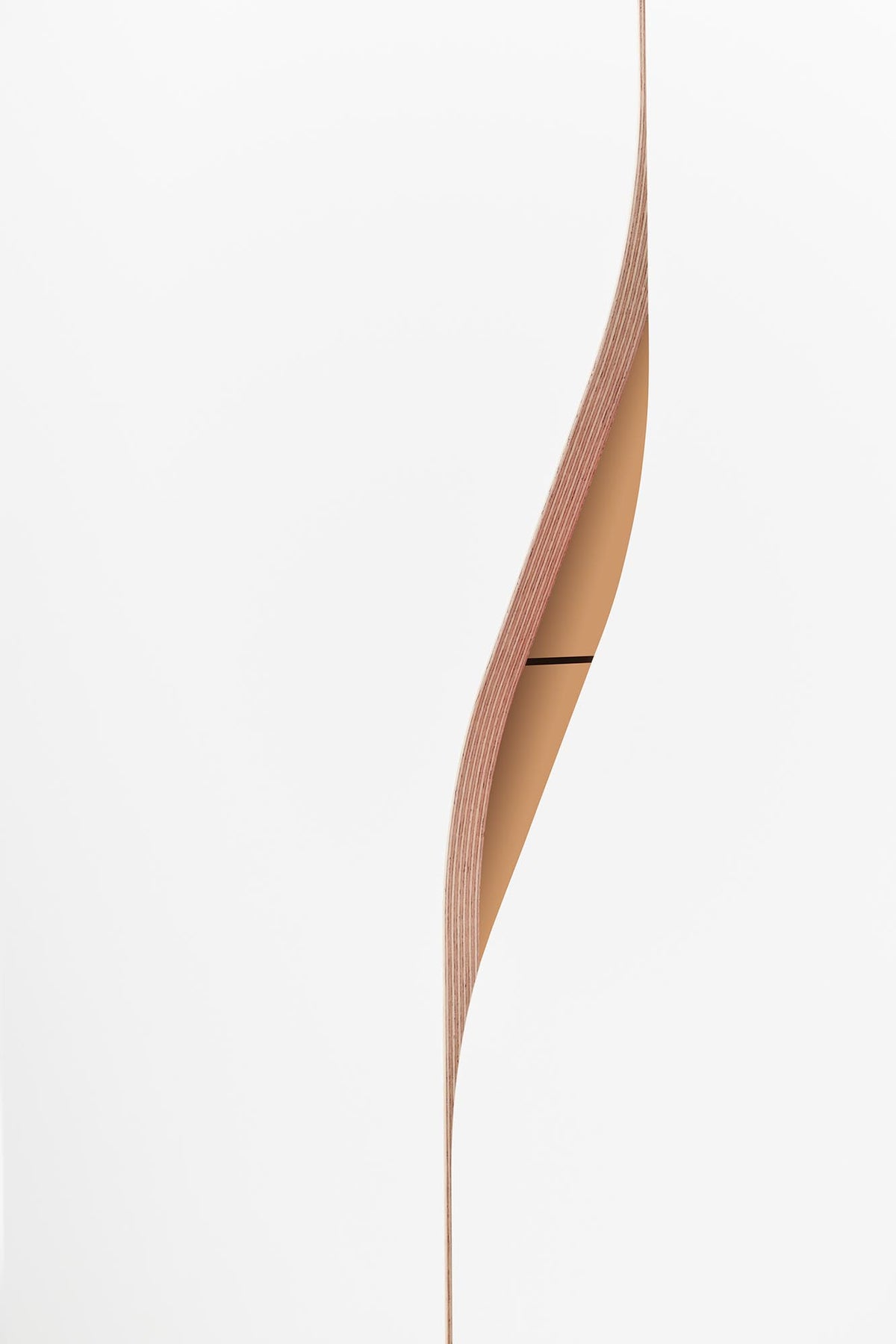 Plane Schrank V2 in Weiss / Apricotbraun präsentiert im Onlineshop von KAQTU Design AG. Drehtürenschrank ist von Müller Möbelwerkstätten