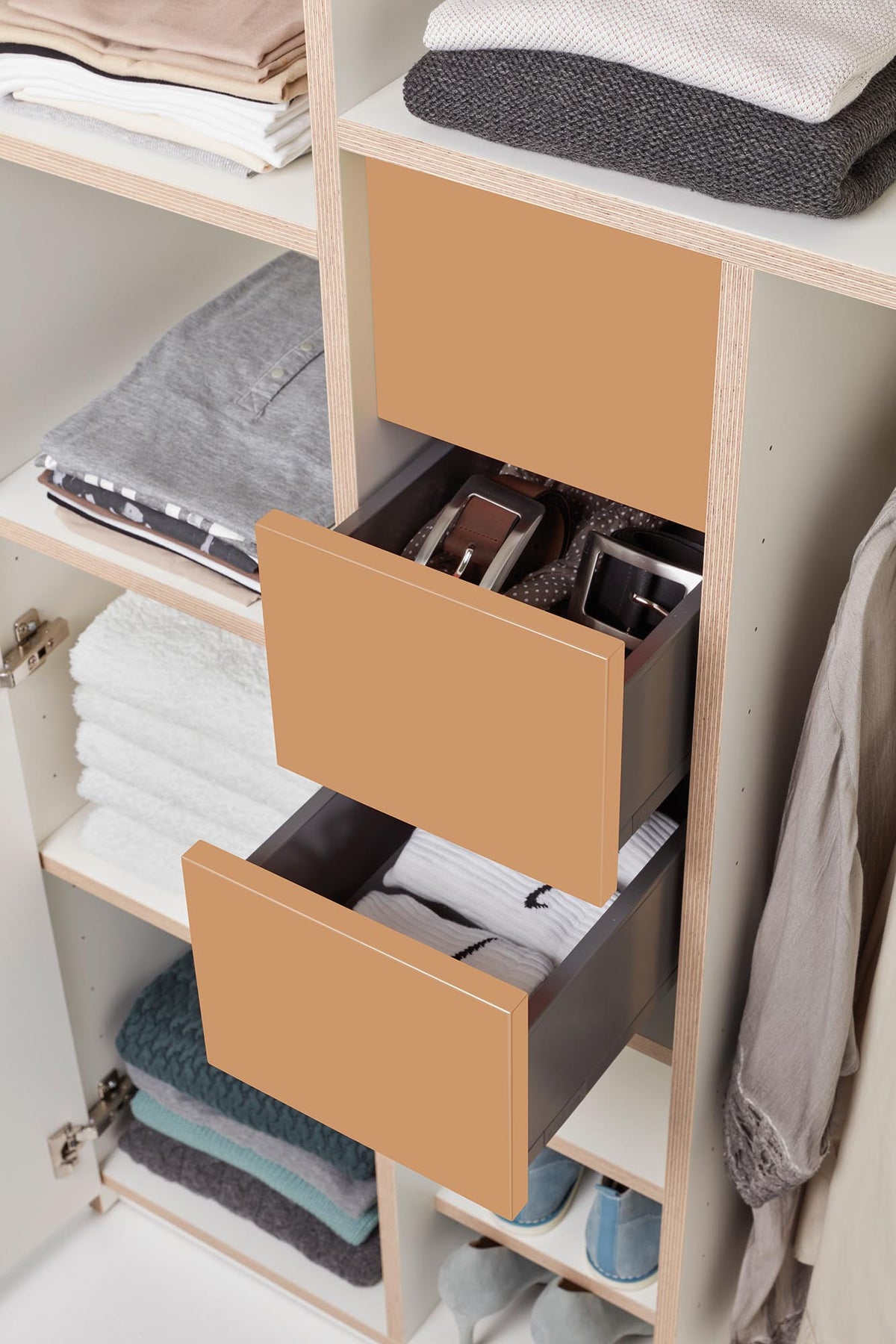 Plane Schrank V6 in Weiss / Apricotbraun präsentiert im Onlineshop von KAQTU Design AG. Drehtürenschrank ist von Müller Möbelwerkstätten