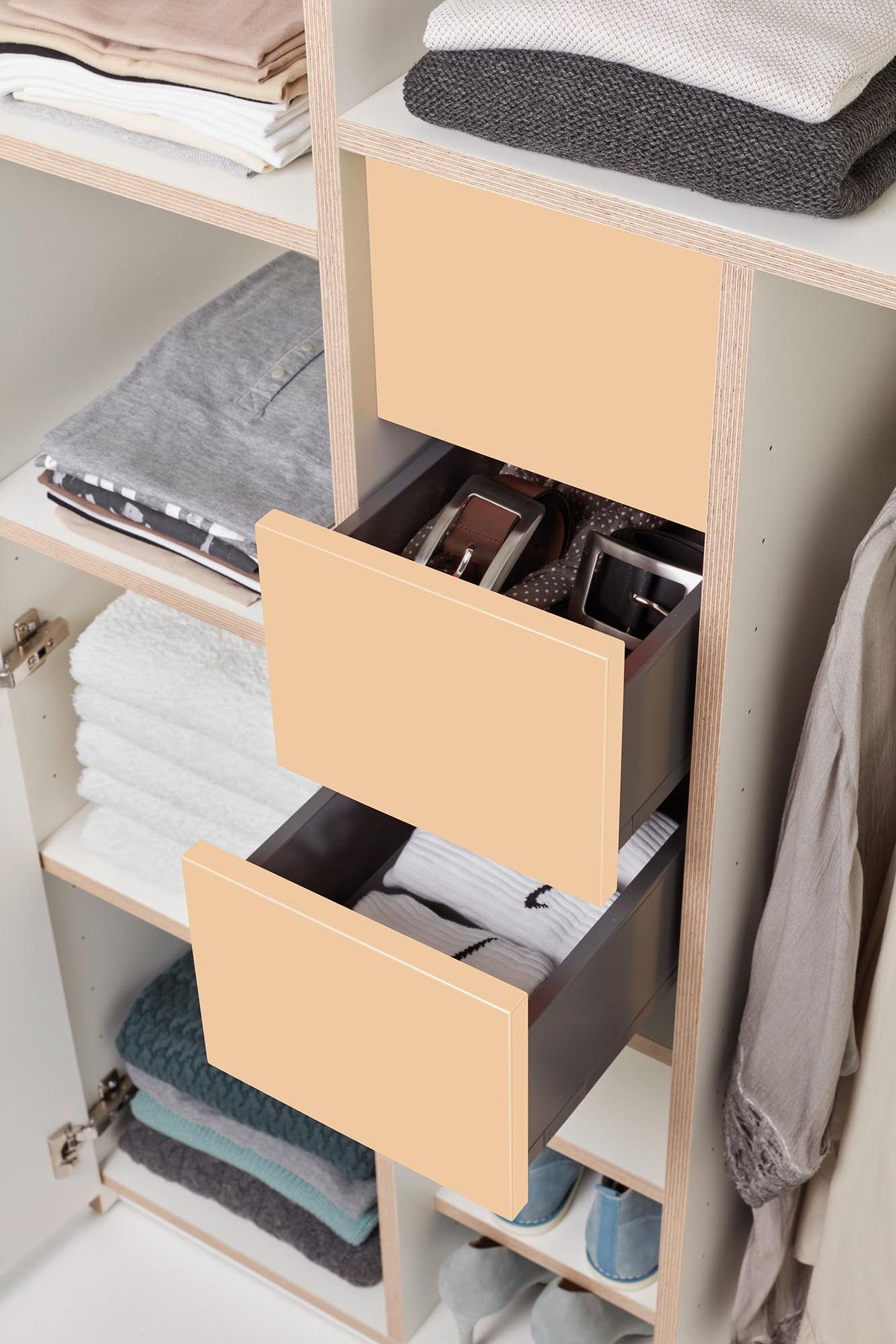 Plane Schrank V4 in Weiss / Mildorange präsentiert im Onlineshop von KAQTU Design AG. Drehtürenschrank ist von Müller Möbelwerkstätten