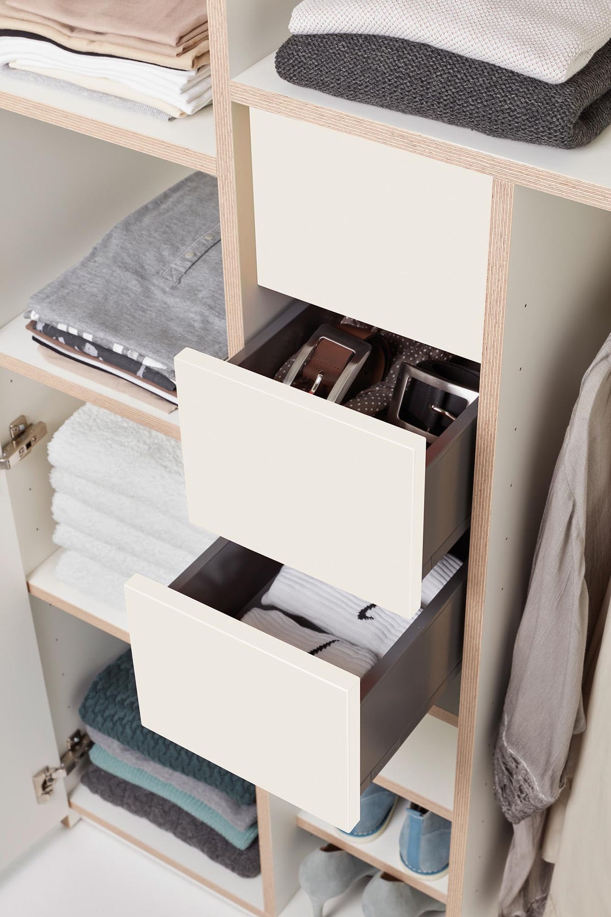 Plane Schrank V5 in Weiss / Offwhite präsentiert im Onlineshop von KAQTU Design AG. Drehtürenschrank ist von Müller Möbelwerkstätten