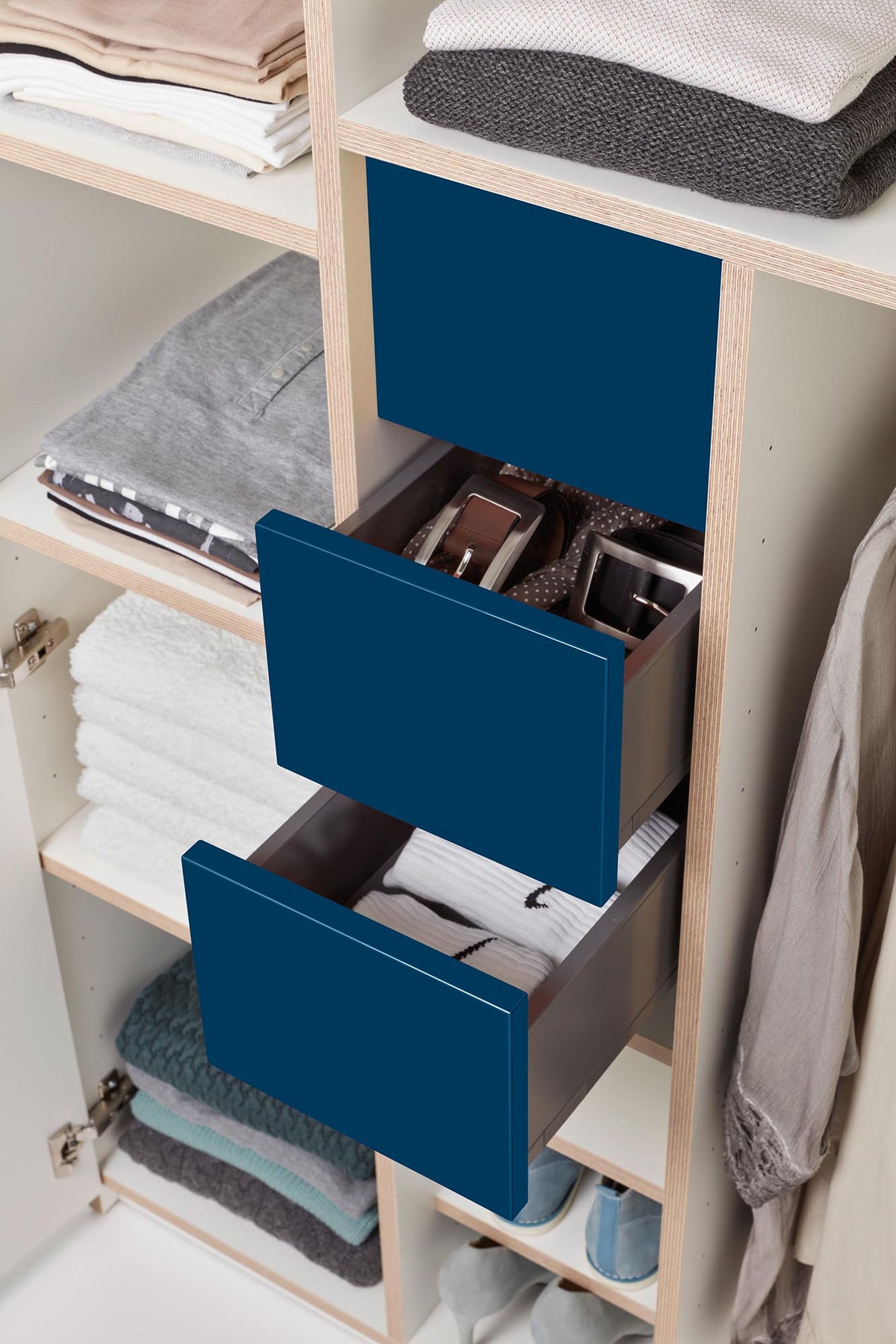 Plane Schrank V2 in Weiss / Sattblau präsentiert im Onlineshop von KAQTU Design AG. Drehtürenschrank ist von Müller Möbelwerkstätten