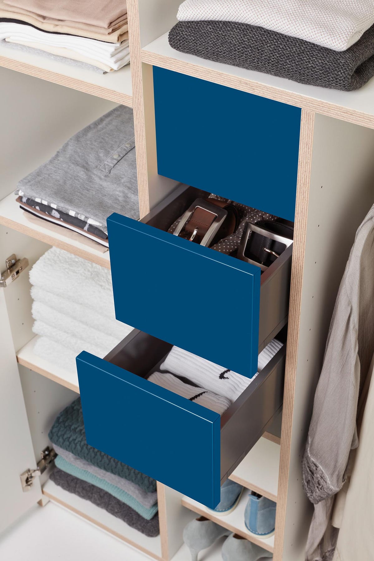 Plane Schrank V4 in Weiss / Kapitänsblau präsentiert im Onlineshop von KAQTU Design AG. Drehtürenschrank ist von Müller Möbelwerkstätten