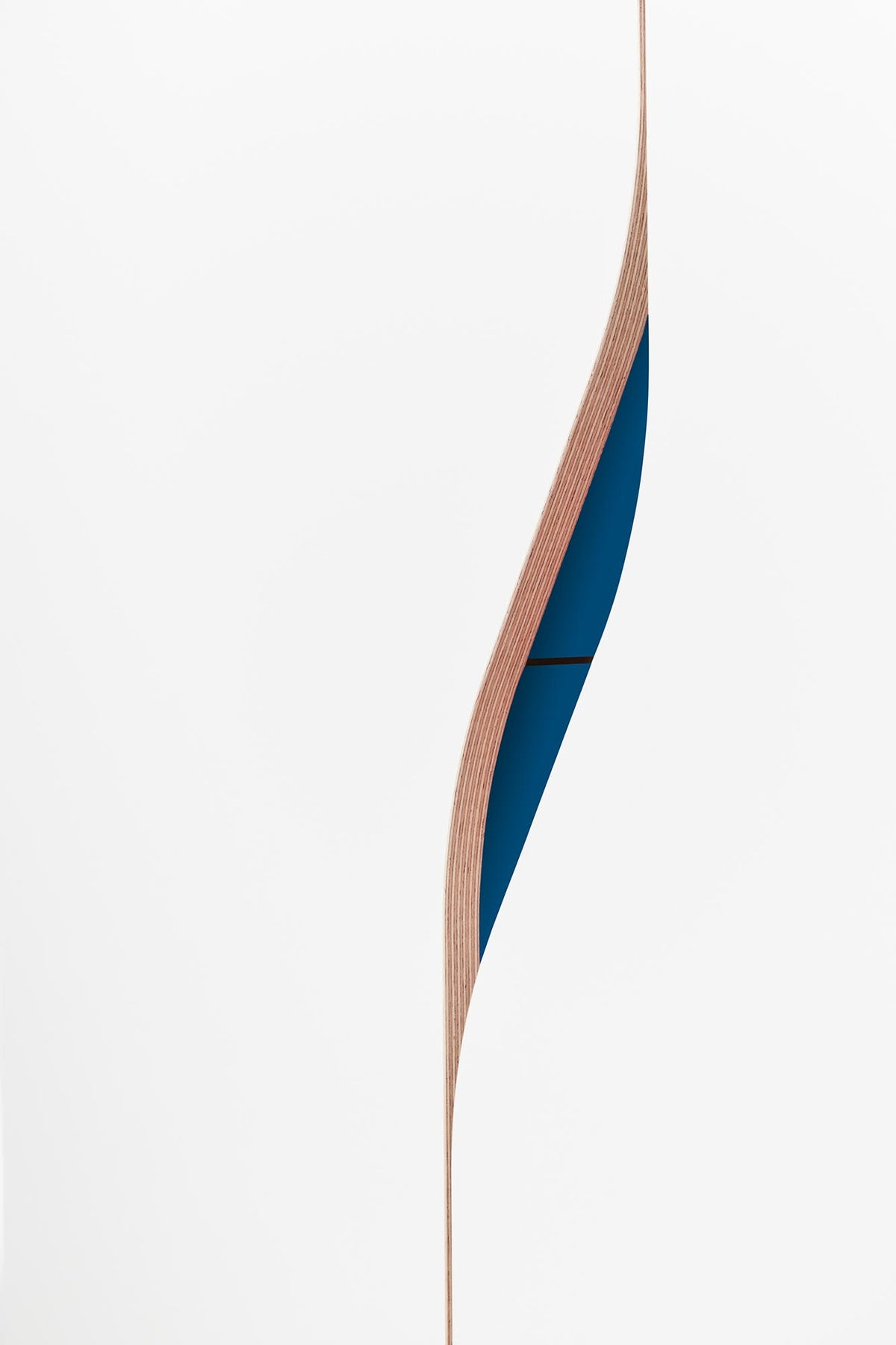 Plane Schrank V6 in Weiss / Kapitänsblau präsentiert im Onlineshop von KAQTU Design AG. Drehtürenschrank ist von Müller Möbelwerkstätten