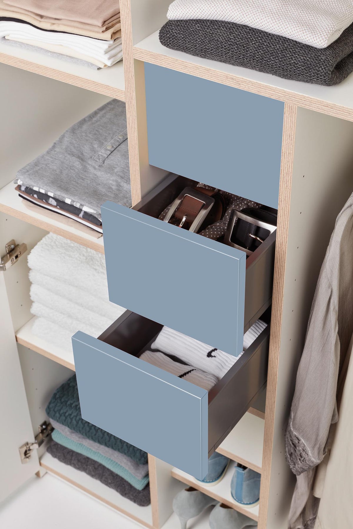 Plane Schrank V5 in Weiss / Silbertannenblau präsentiert im Onlineshop von KAQTU Design AG. Drehtürenschrank ist von Müller Möbelwerkstätten